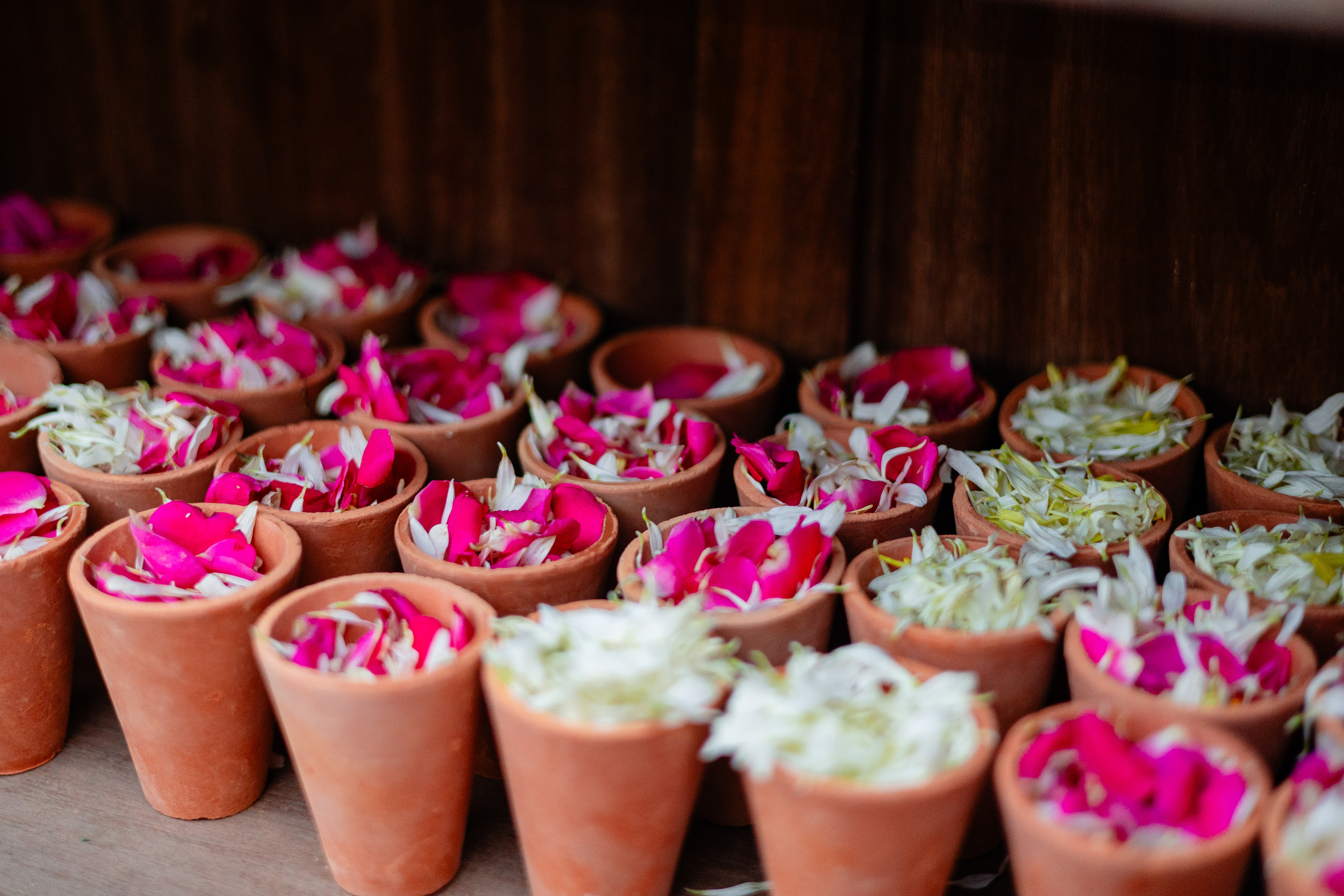 Upon entering the venue, a corner was designed for the guests to pick up a terracotta cup filled with confetti petals.