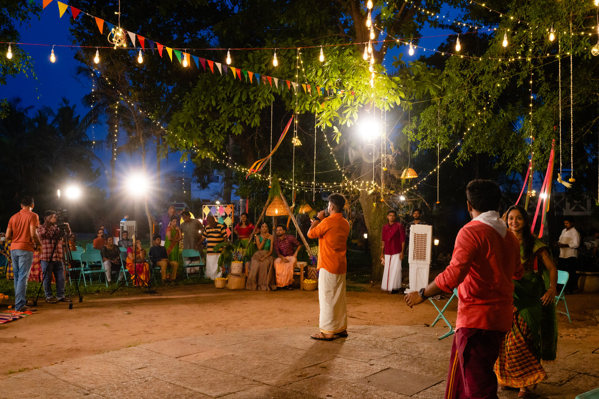 Hanging bulb lights illuminated the stone diaz with a playfully decorated tree as the backdrop.