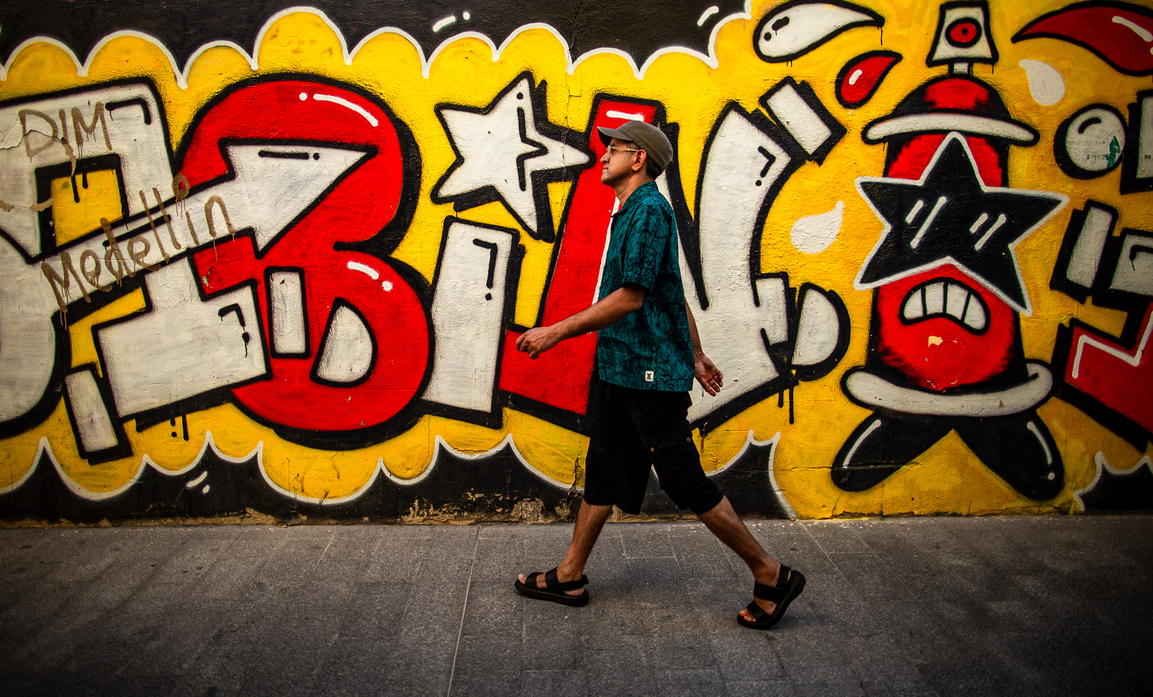 urban photography in Valencia. Graffitywall. Person walking by. Silverlining