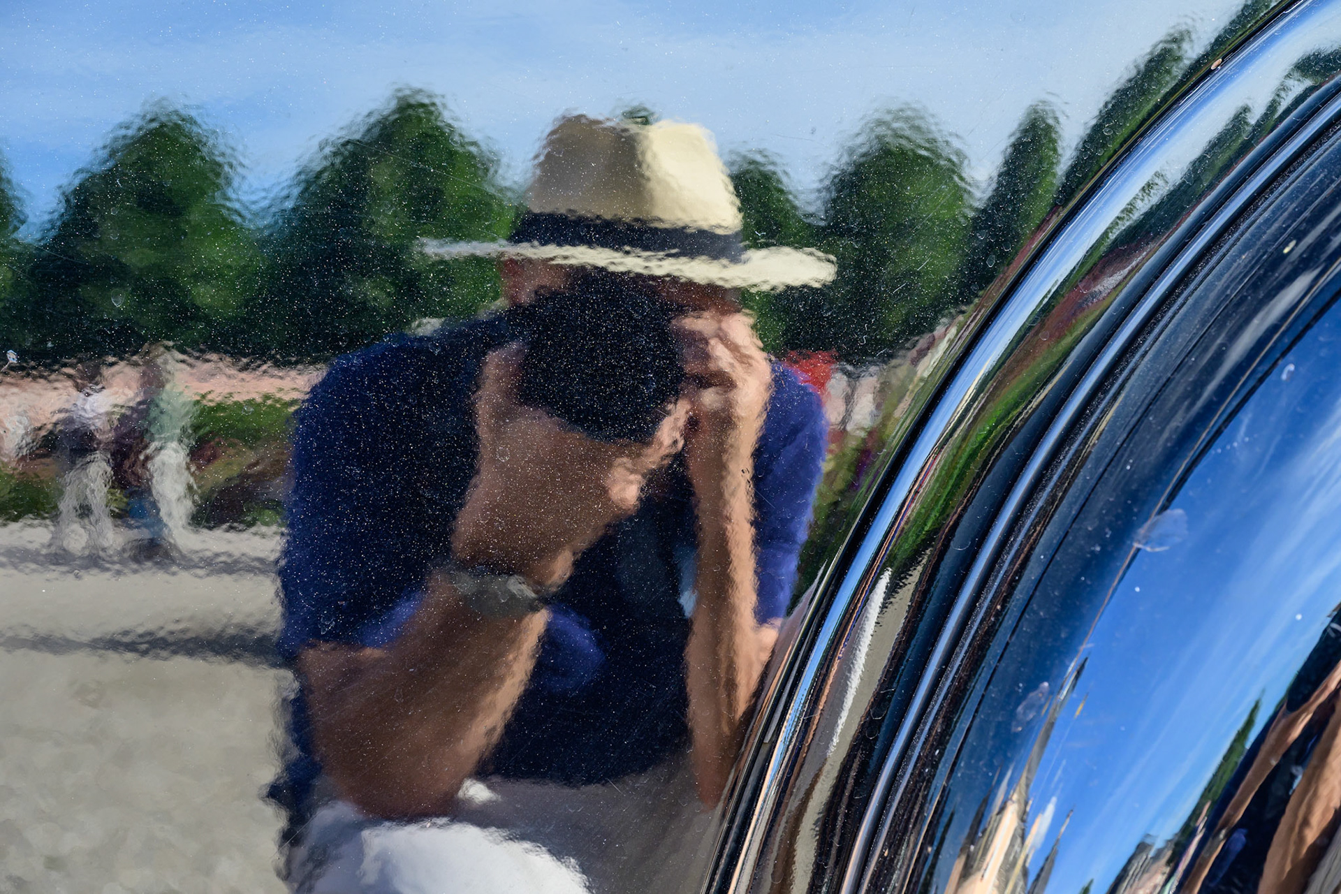 Der Fotograf portraitiert sich selbst im spiegelnden Lack eines alten Citroën