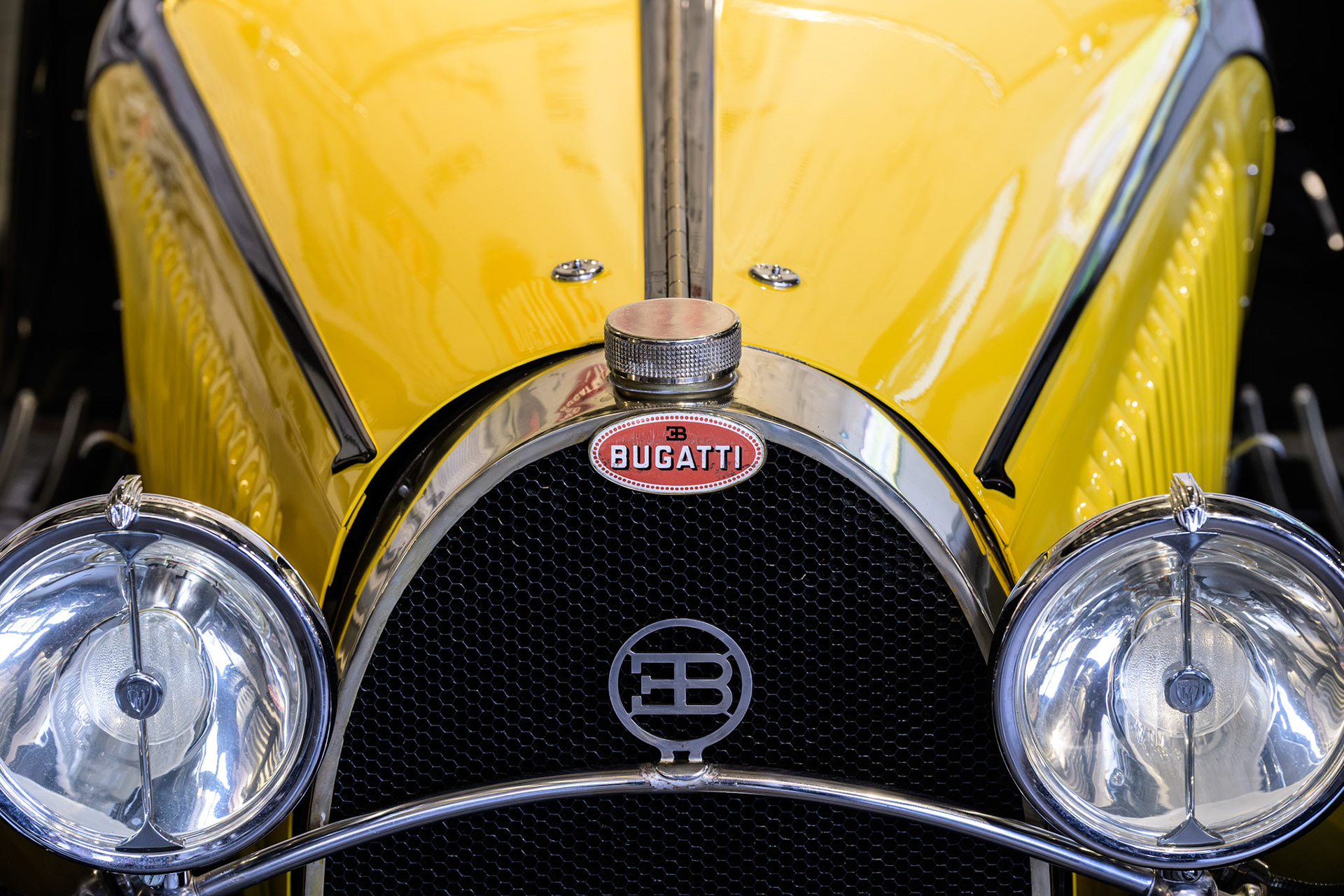 Frontpartie eines gelben Bugatti (Museum Autovision, Altlußheim)