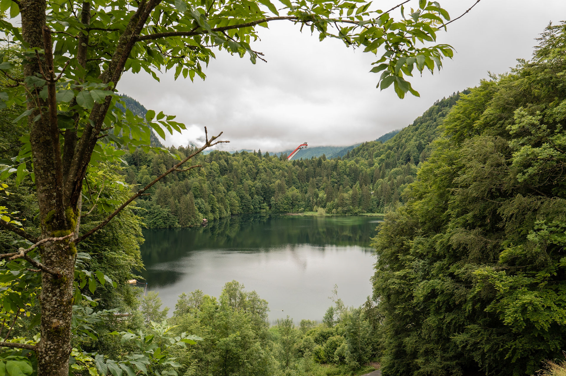 Freibergsee mit Skiflugschanze im Hintergrund