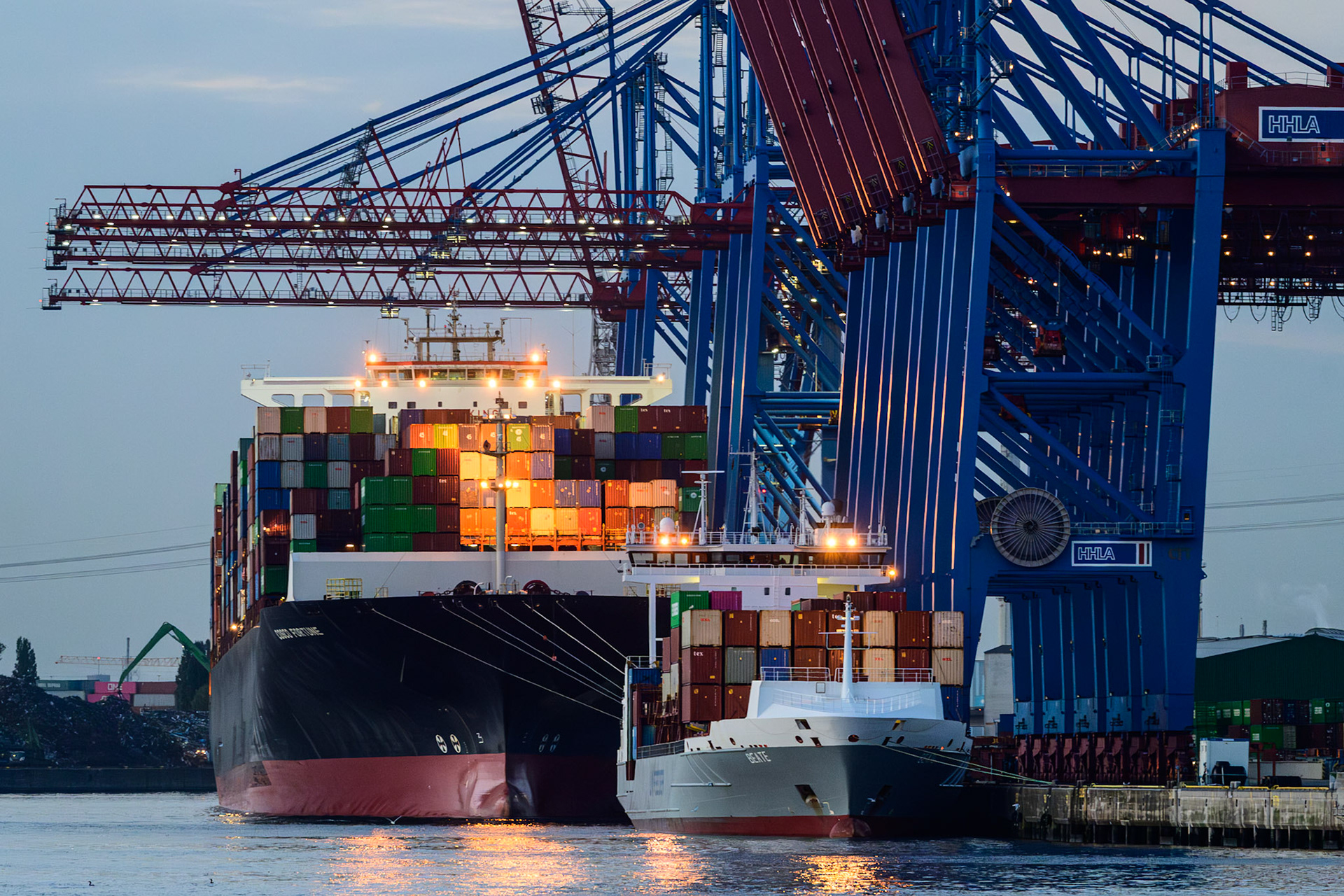 Das Containerterminal im Hamburger Hafen ist "nur" das 21-größte der Welt. Pro Jahr werden hier 8 Millionen Container umgeschlagen.