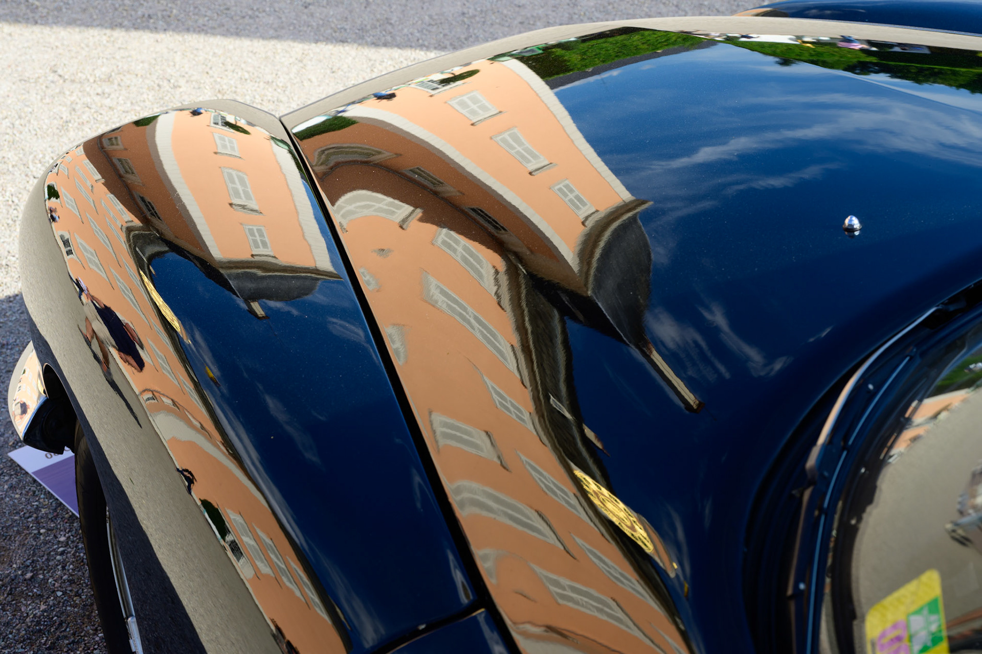 Das Schwetzinger Schloss spiegelt sich auf der Motorhaube eines Citroën DS bei der Classic Gala Schwetzingen 2025