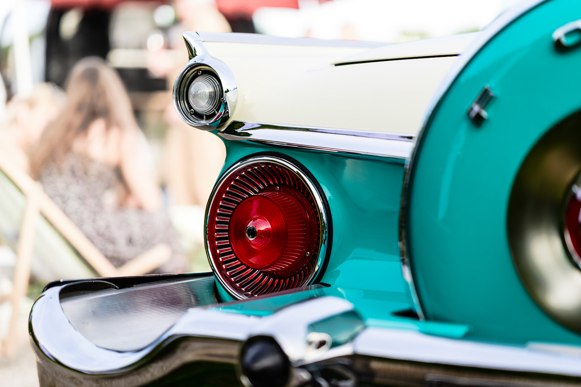 Ausladende Heckflosse und flugzeugähnliches Rücklicht eines Ford Fairlane 500 auf der Classic Gala Schwetzingen
