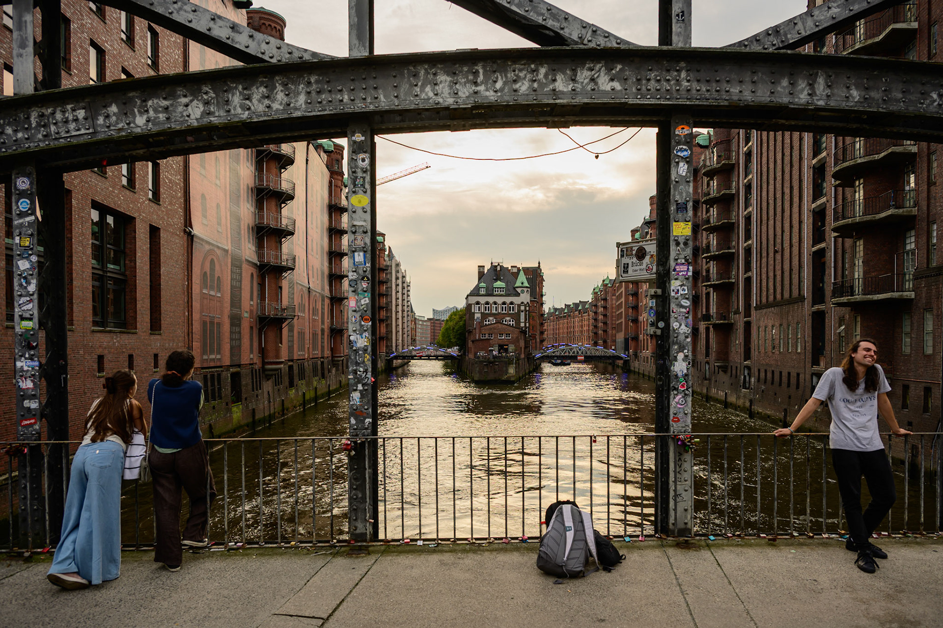 Das Wasserschloss in der Hamburger Speicherstadt ist ein beliebtes Fotomotiv bei den Besuchern Hamburgs. Die Speicherstadt ist der weltgrößte historische Lagerhauskomplex. Als Teil des Freihafens lag sie ausserhalb des Zollgebiets. Inzwischen wird sie von Start-Ups und anderen Firmen als cooler Standort für Büros u.ä. genutzt, sowie für einige bekannte Museen.