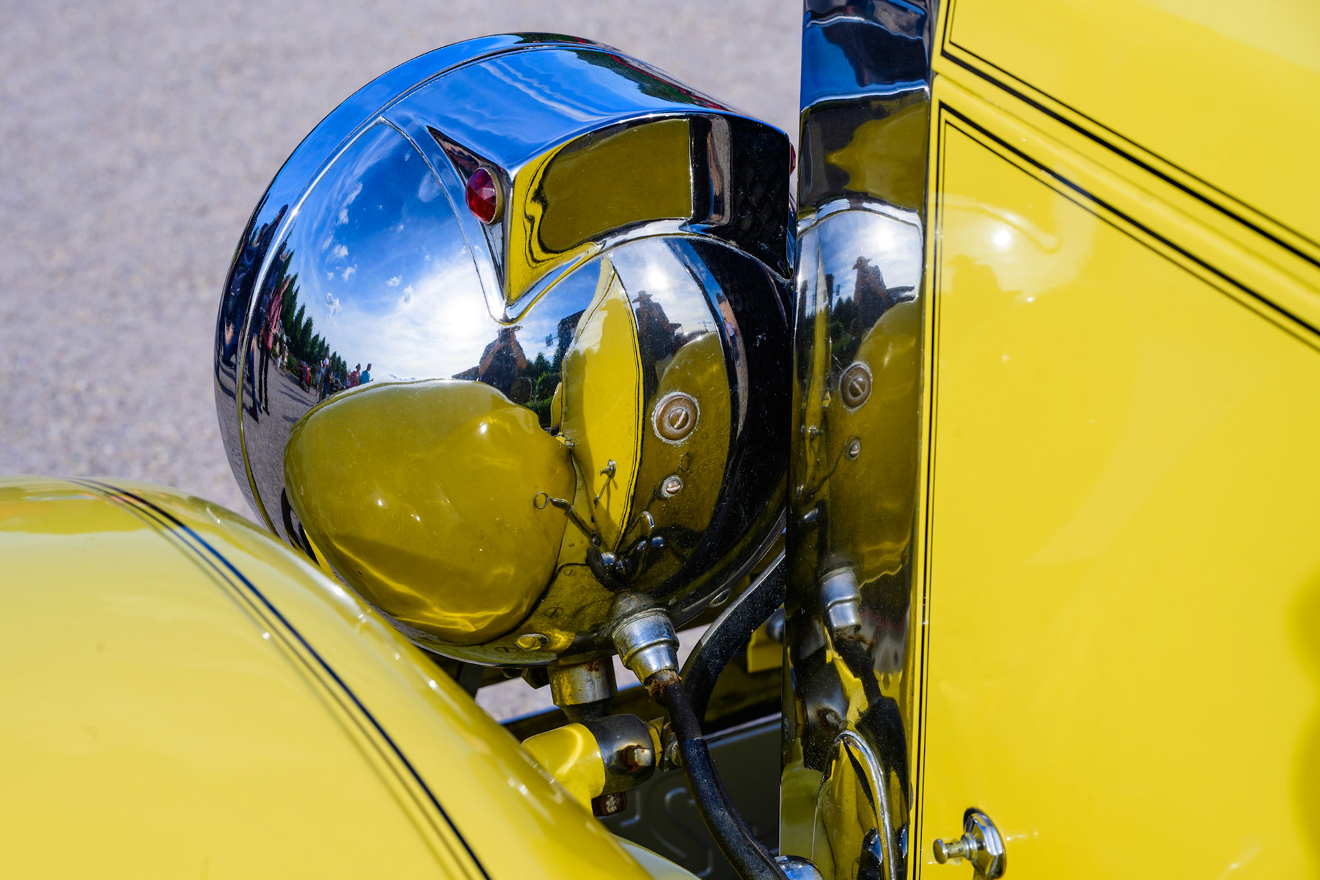 Der Kotflügel eines 1927 Franklin 11-B Tandem Sport spiegelt sich im polierten Scheinwerfer, auf der Classic Gala Schwetzingen