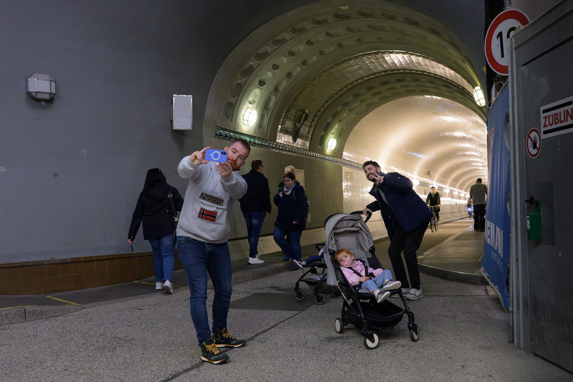 Der Alte Elbtunnel verbindet die nördliche Hafenkante bei den Landungsbrücken mit der Elbinsel Finkenwerder. Eröffnet wurde er ursprünglich 1911. Nach der Sanierung von einer der beiden Röhren 2019 wird er nur noch von Radfahrern und Fussgängern genutzt, die über derzeit 2 von insgesamt 4 Lastenaufzüge 24 Meter in die Tiefe fahren, und auf der anderen Seite wieder hoch. Wegen seiner schönen Architektur steht er unter Denkmalschutz und ist auch ein beliebtes Ziel für Touristen.