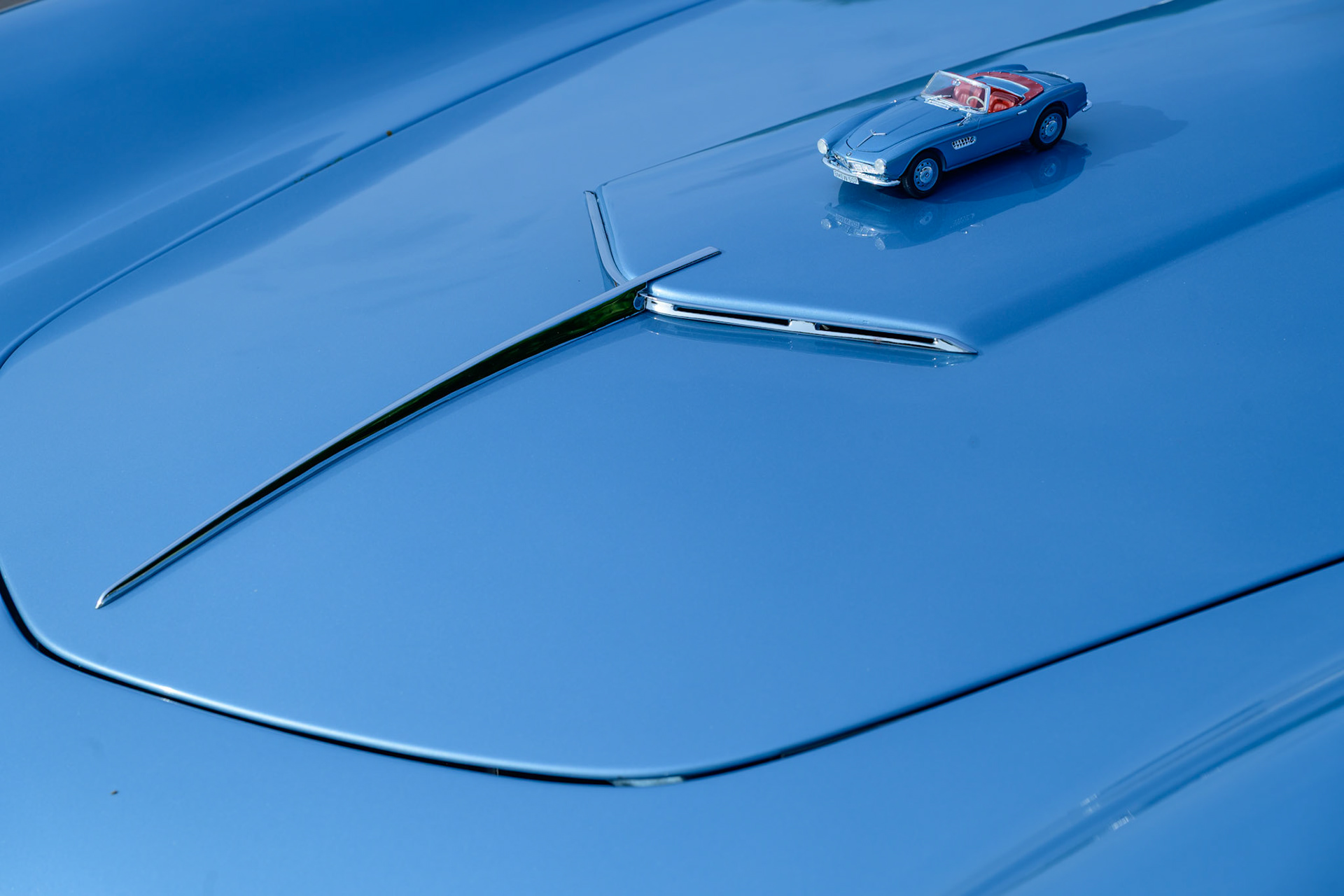 Modell eines BMW 507 Roadster auf der Motorhaube eines BMW 507 Roadster von 1957, auf der Classic Gala Schwetzingen 2025