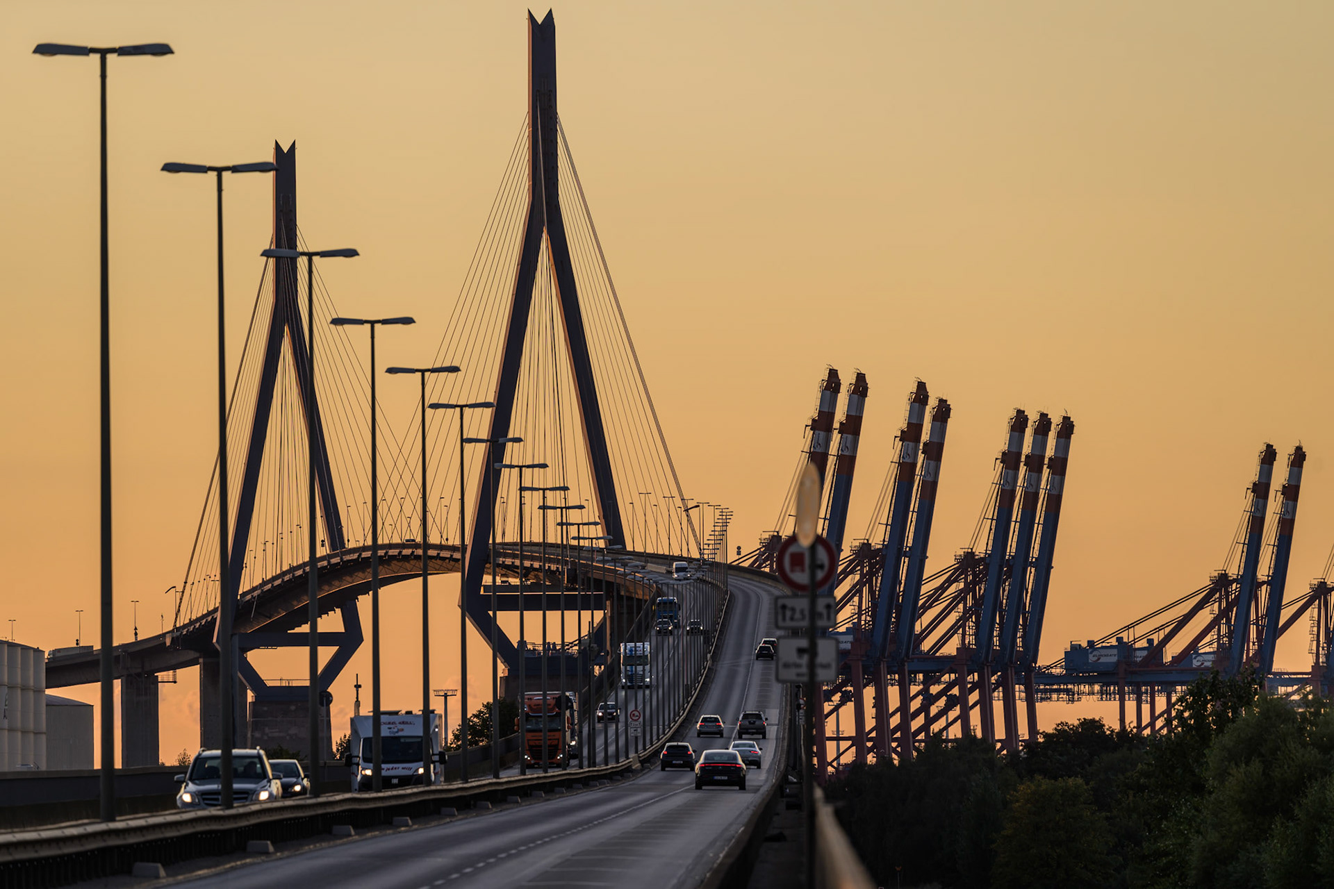 Die Köhlbrandbrücke verbindet die Elbinsel Wilhelmsburg mit der Bundesautobahn 7. Sie wurde 1974 erröffnet und ist die zweitlängste Brücke Deutschlands. Inzwischen über 50 Jahre alt, ist sie dringend sanierungsbedürftig, so dass inzwischen LKWs nicht mehr überholen dürfen und einen Mindestabstand von 50 m einhalten müssen. Wie es mit ihr weitergeht, ist noch nicht klar, wie so oft fehlt das Geld.