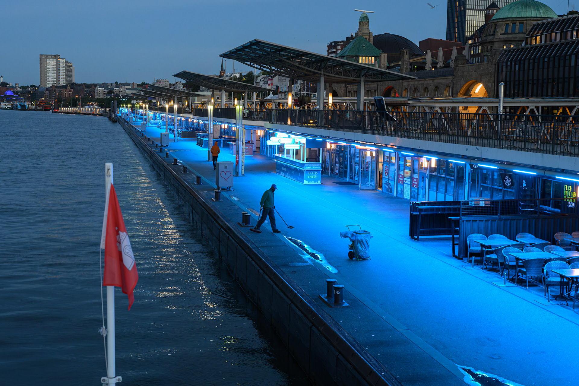 Am frühen Morgen ist noch wenig los an den St. Pauli Landungsbrücken, von denen die Fähren aus viele Werktätige an ihre Arbeitsplätze in und um den Hafen bringen. Besonders empfehlenswert für Touristen ist die Fahrt mit der Linie 61, die die ehemalige Fischverkaufshalle, das Dockland, den Museumshafen Övelgönne und den Elbstrand anfährt.