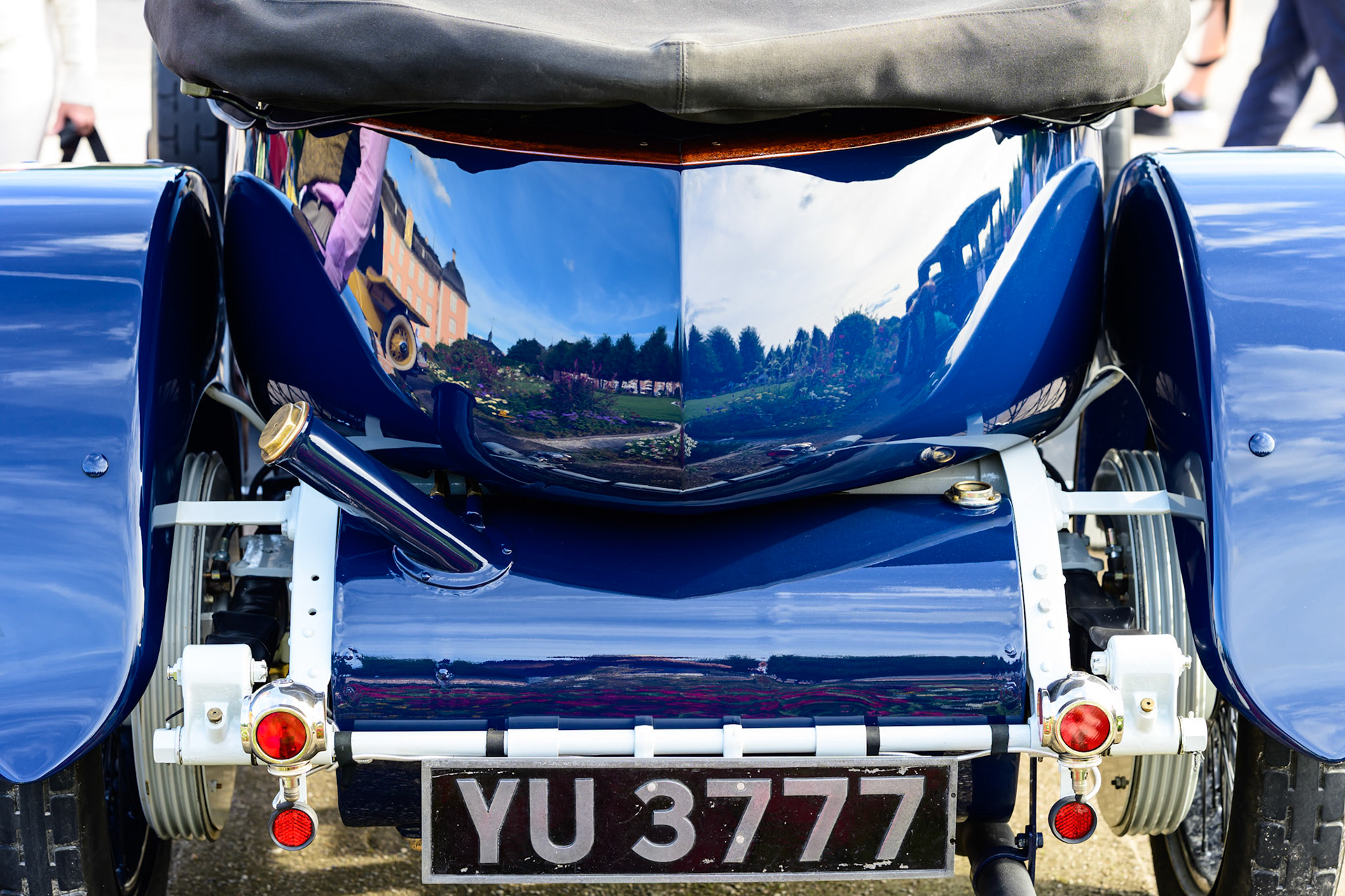 Der Schwetzinger Schloßgarten spiegelt sich im Heck eines 1927er Vauxhall 30/98 Weinsum Boattail, auf der Classic Gala Schwetzingen 2025
