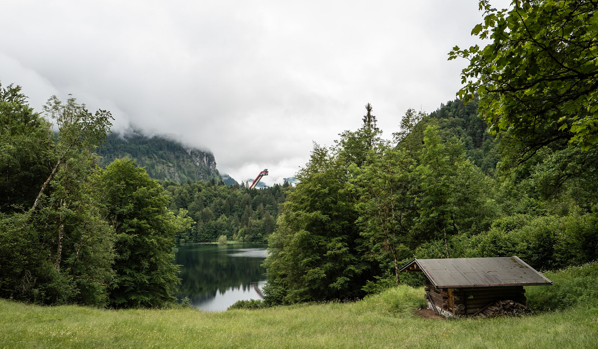 Freibergsee mit Skiflugschanze im Hintergrund