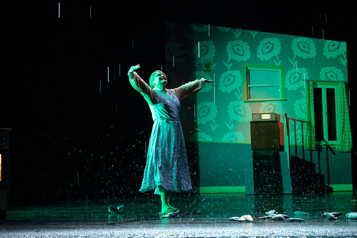 Szene aus "Alles muss glänzen", Deutsches Theater Göttingen