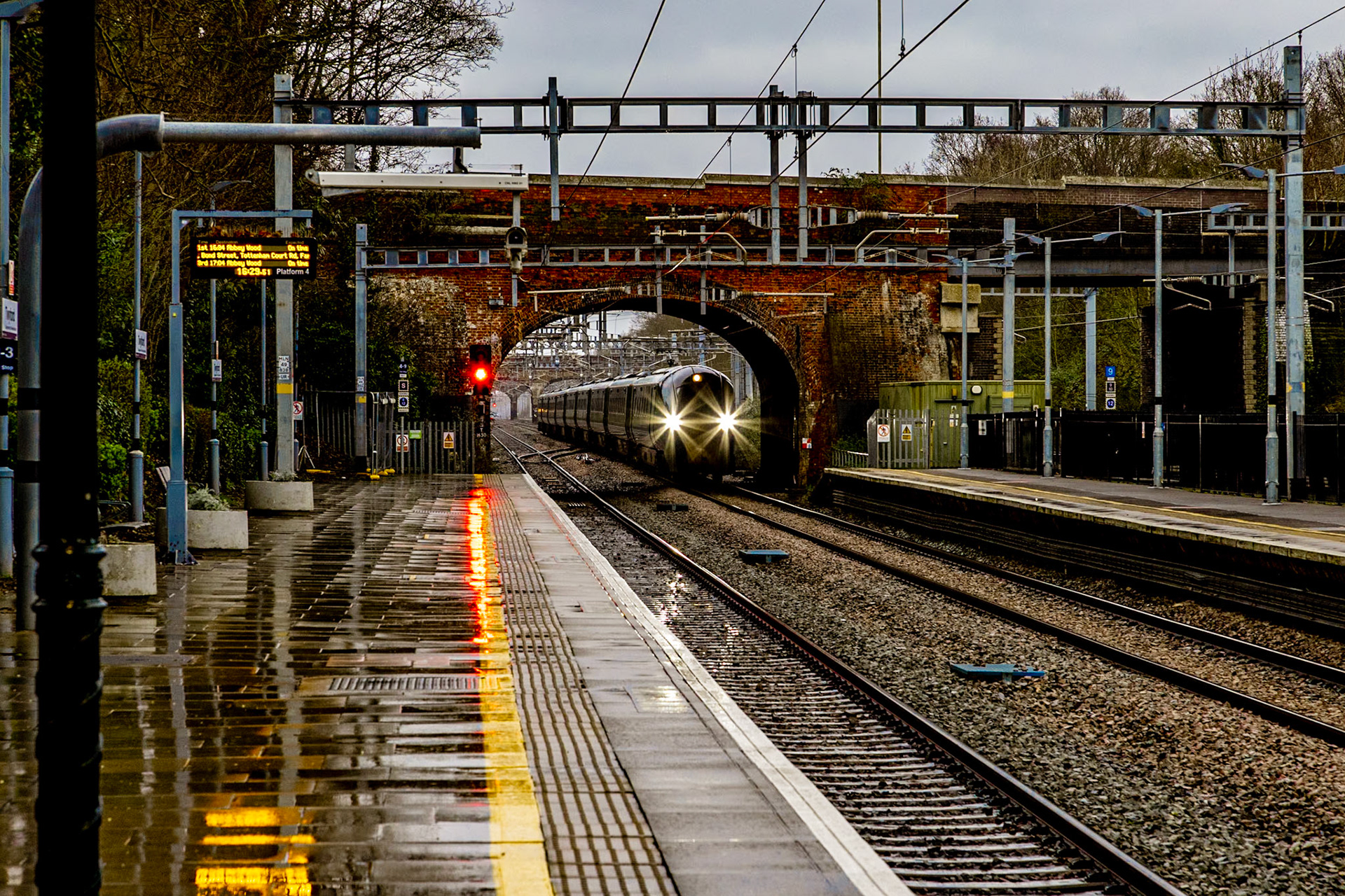 GWR express train arriving into Maidenhead, UK