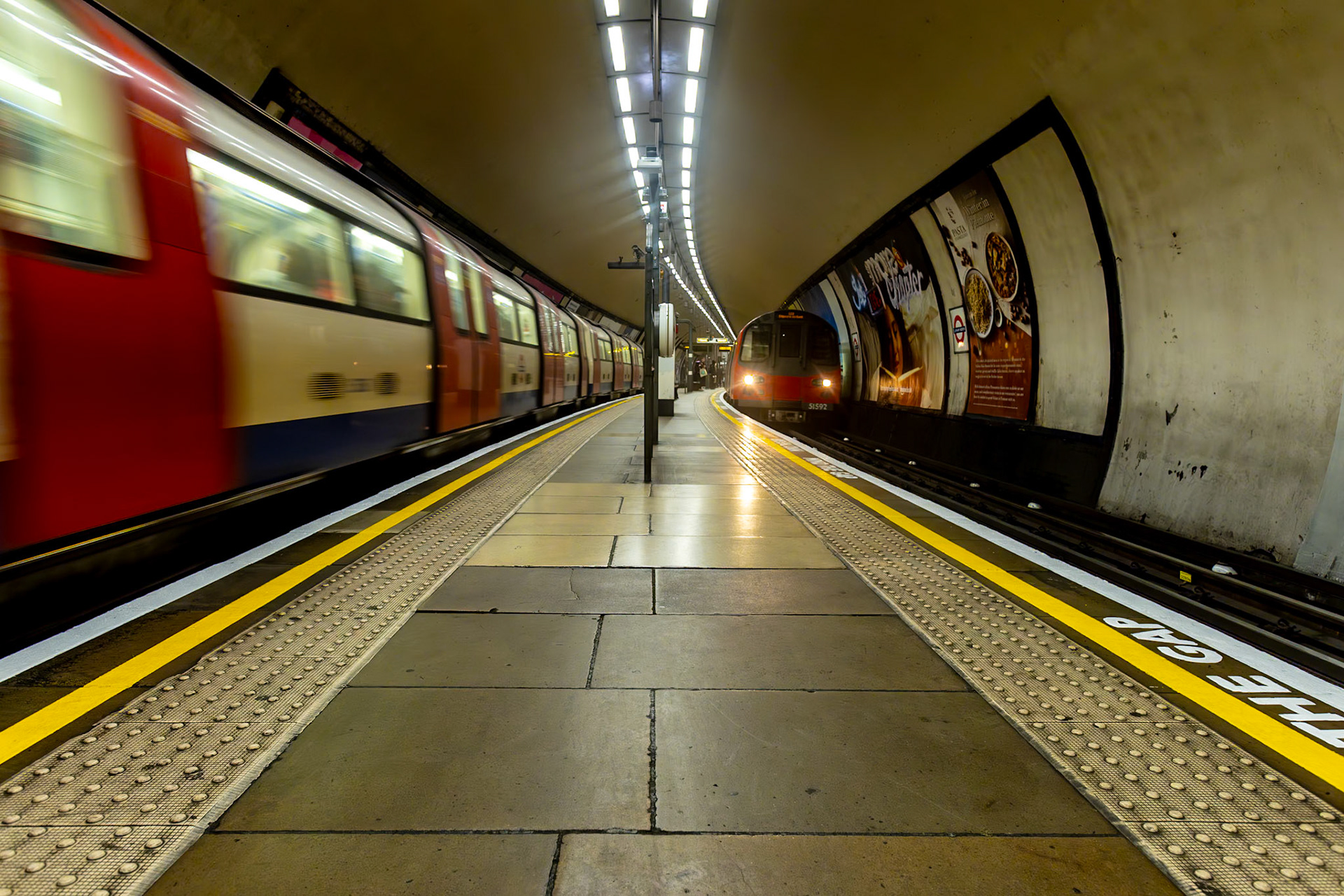London Underground island platform