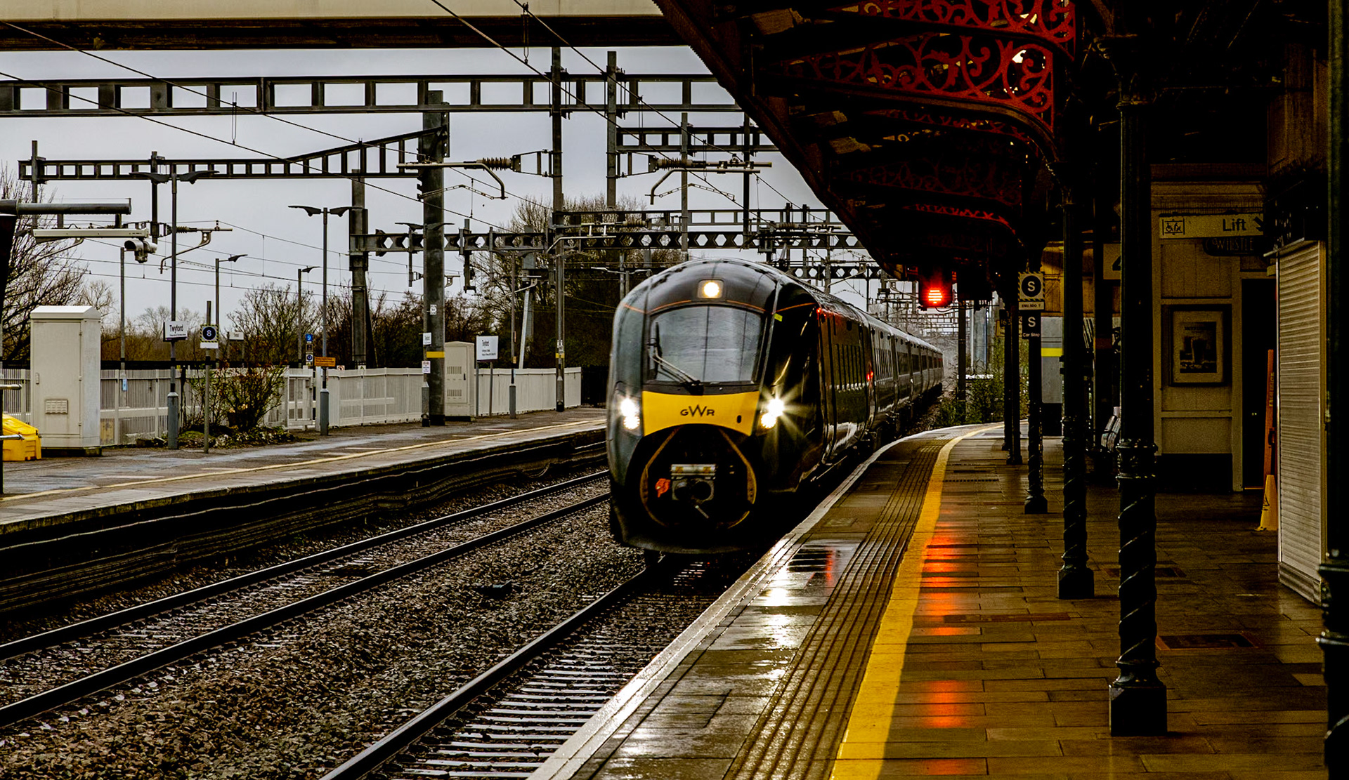 GWRIntercity arriving at Maidenhead UK