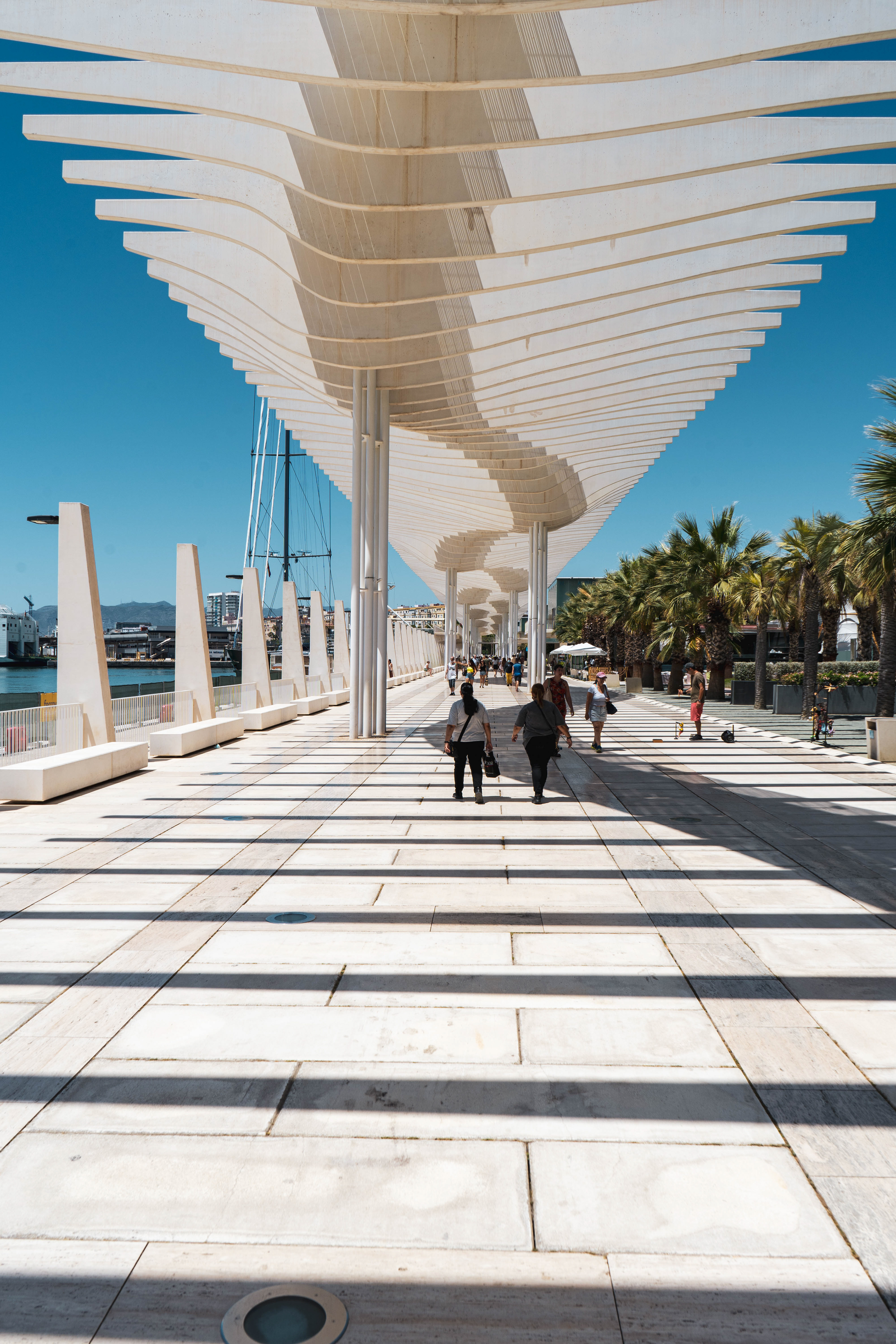 The promenade towards the city