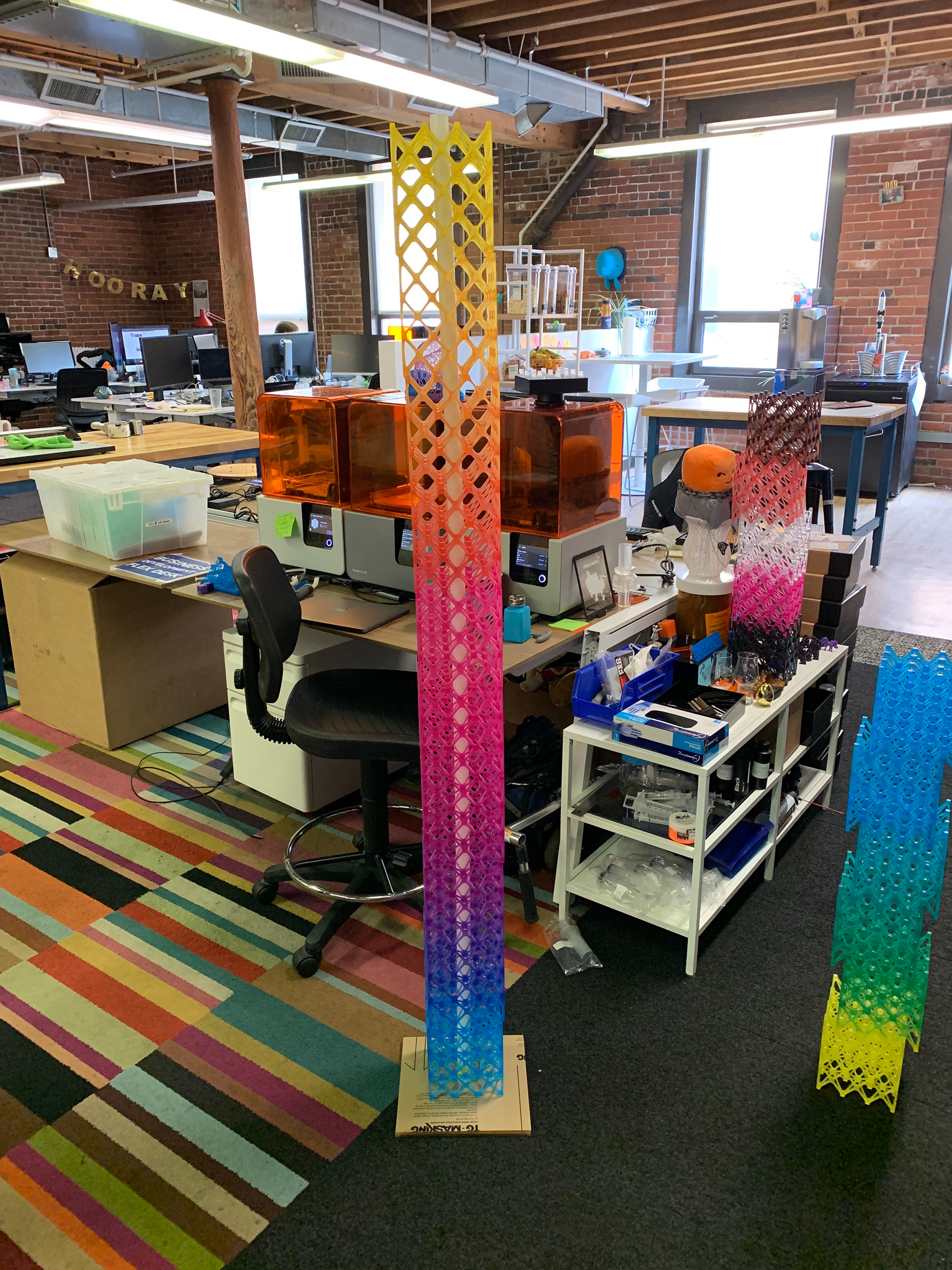 Office display prototype v1 - stacked with center pole