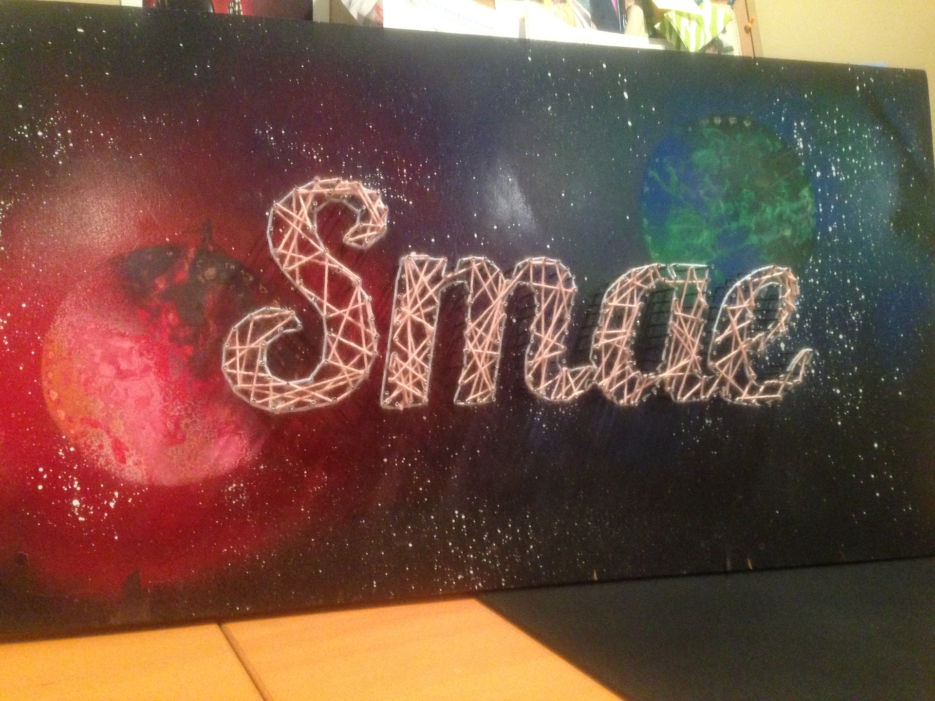 Final yarn wrapping with dual-color yarn