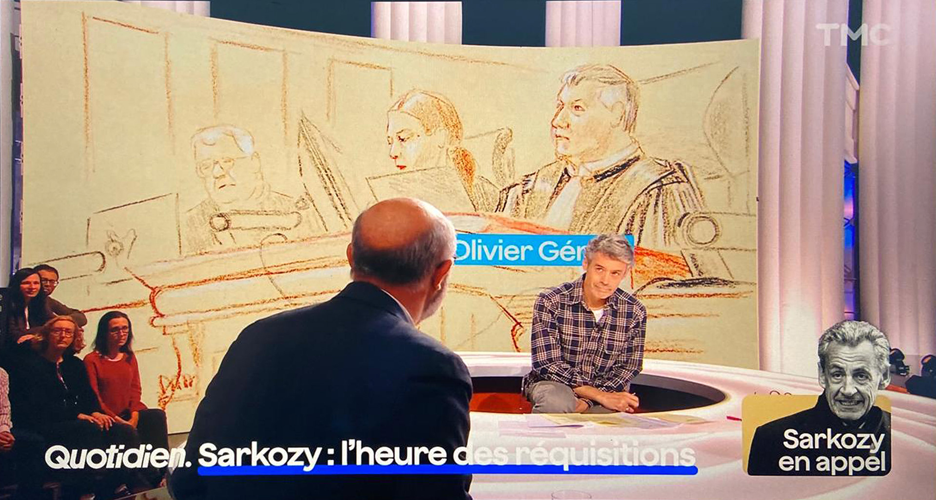 Diffusion Quotidien/chaîne TMC - 13 mai 2026 - Procès libyen – la Cour et le Président Olivier Géron - dessin d’audience © Nastassia Ach