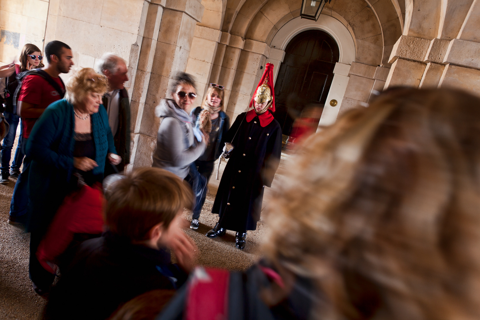 Horse guard and tourists, Horse Guard's Parade, London, England, UK