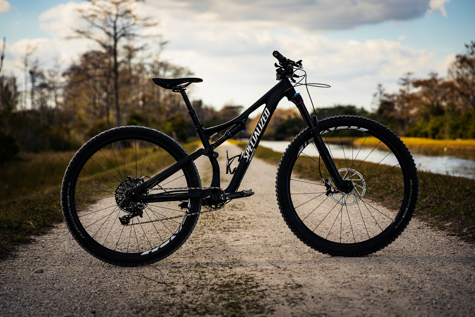 Specialized stumpjumper on the trail.