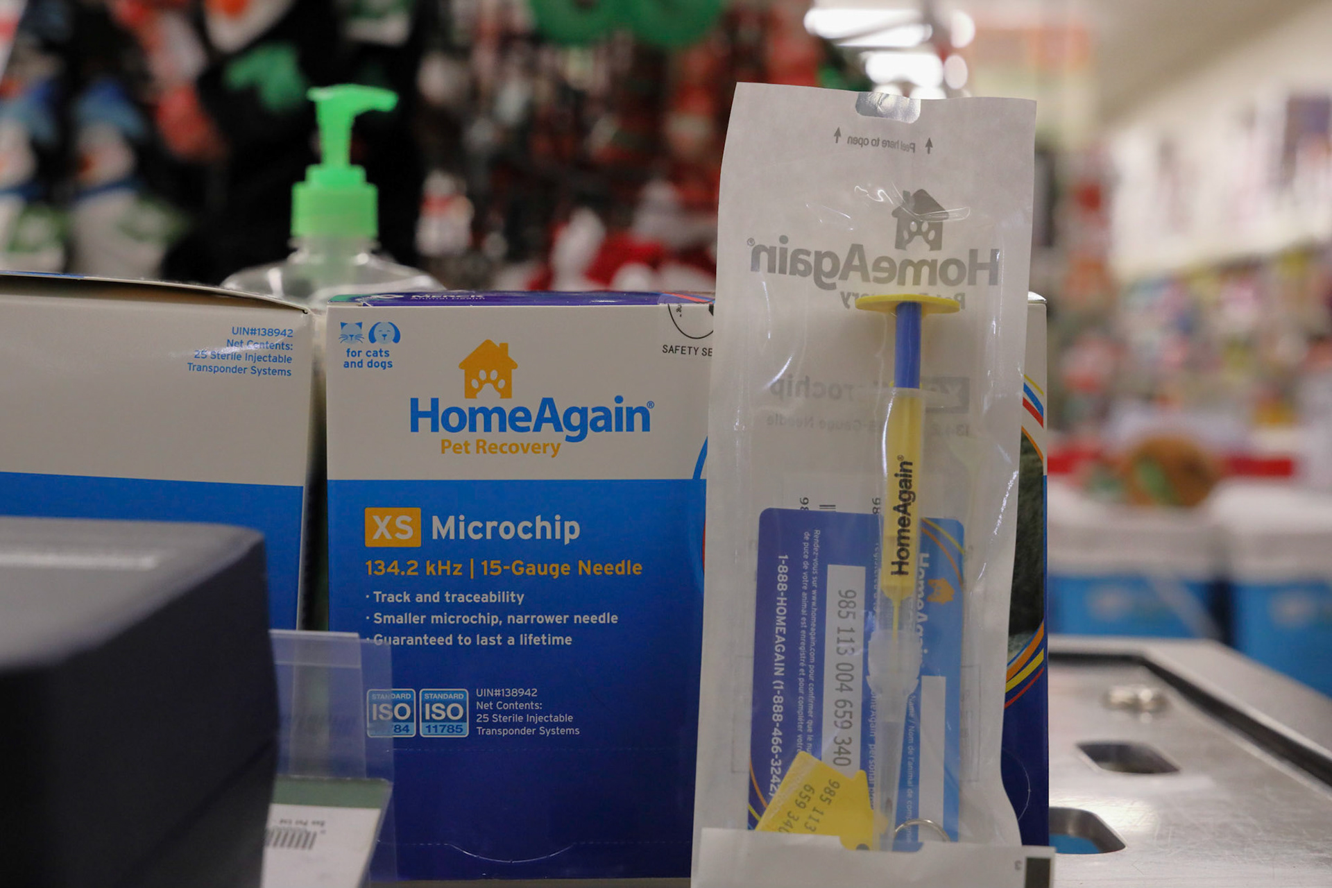 Microchips and aplicator