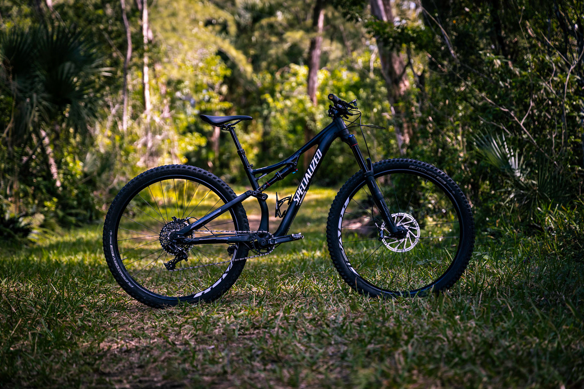 Specialized stumpjumper in the woods.