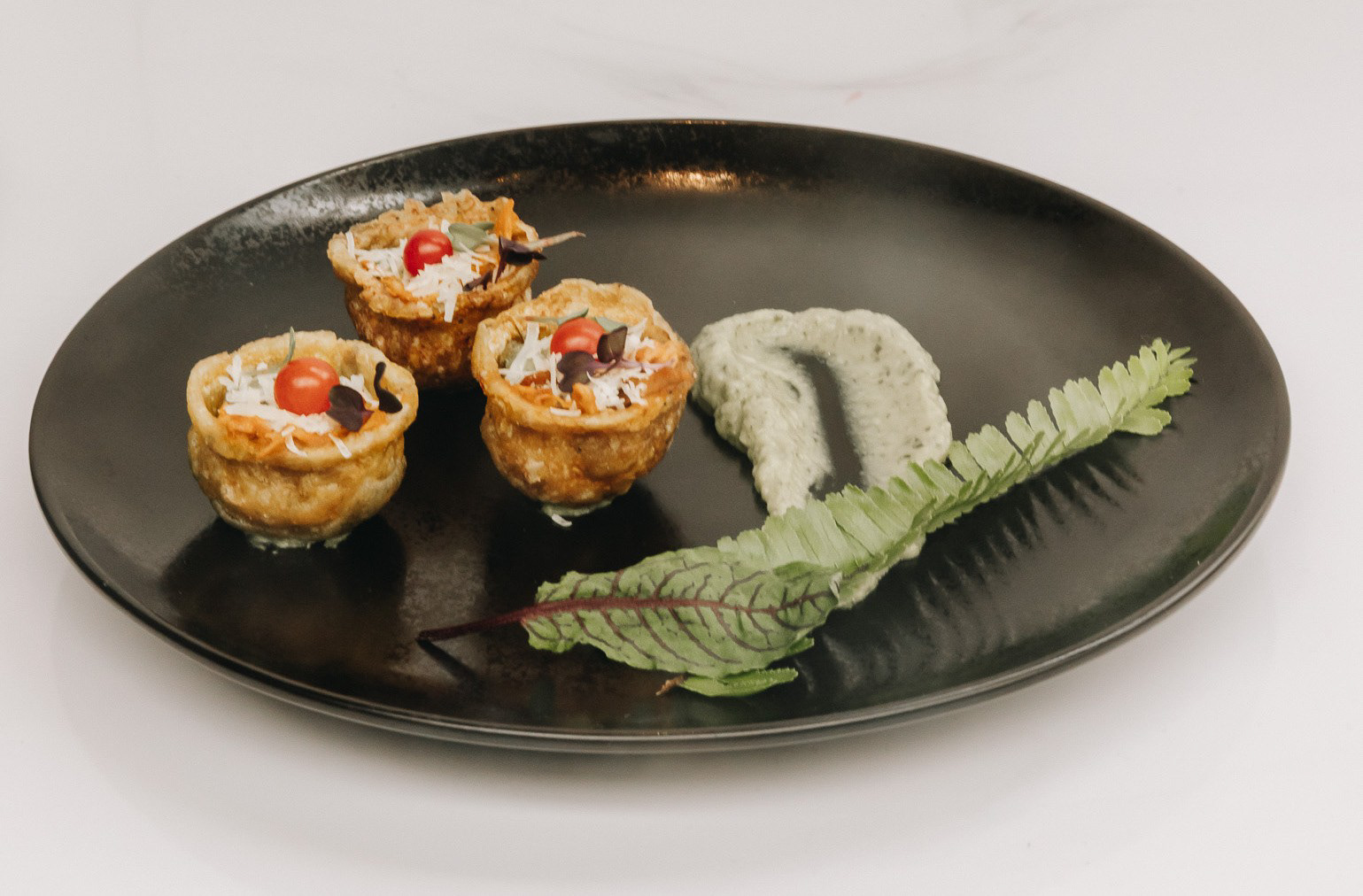 Coquitas de Patacón Rellena con Cochinita Pibil