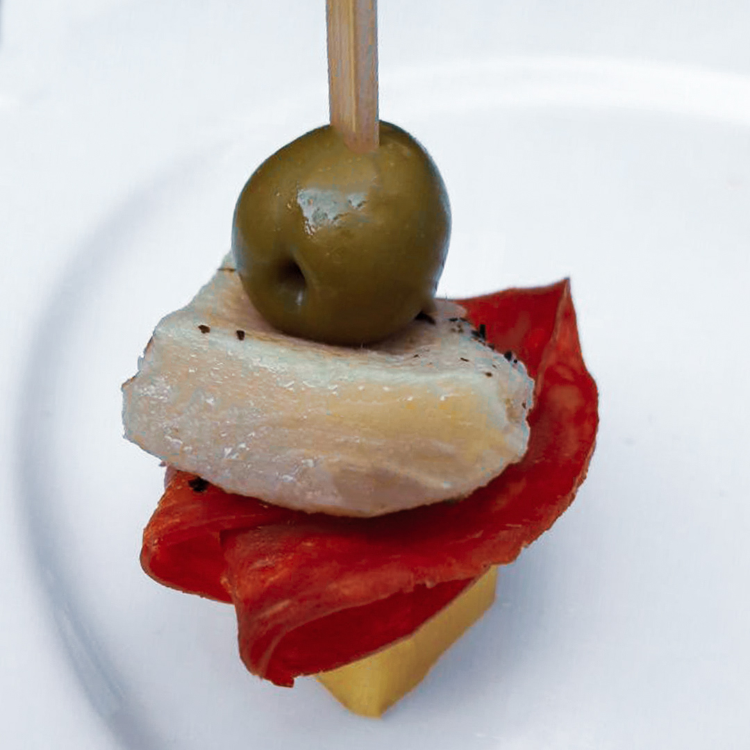 Pincho de Chorizo Español, Queso, Aceituna y Alcachofa