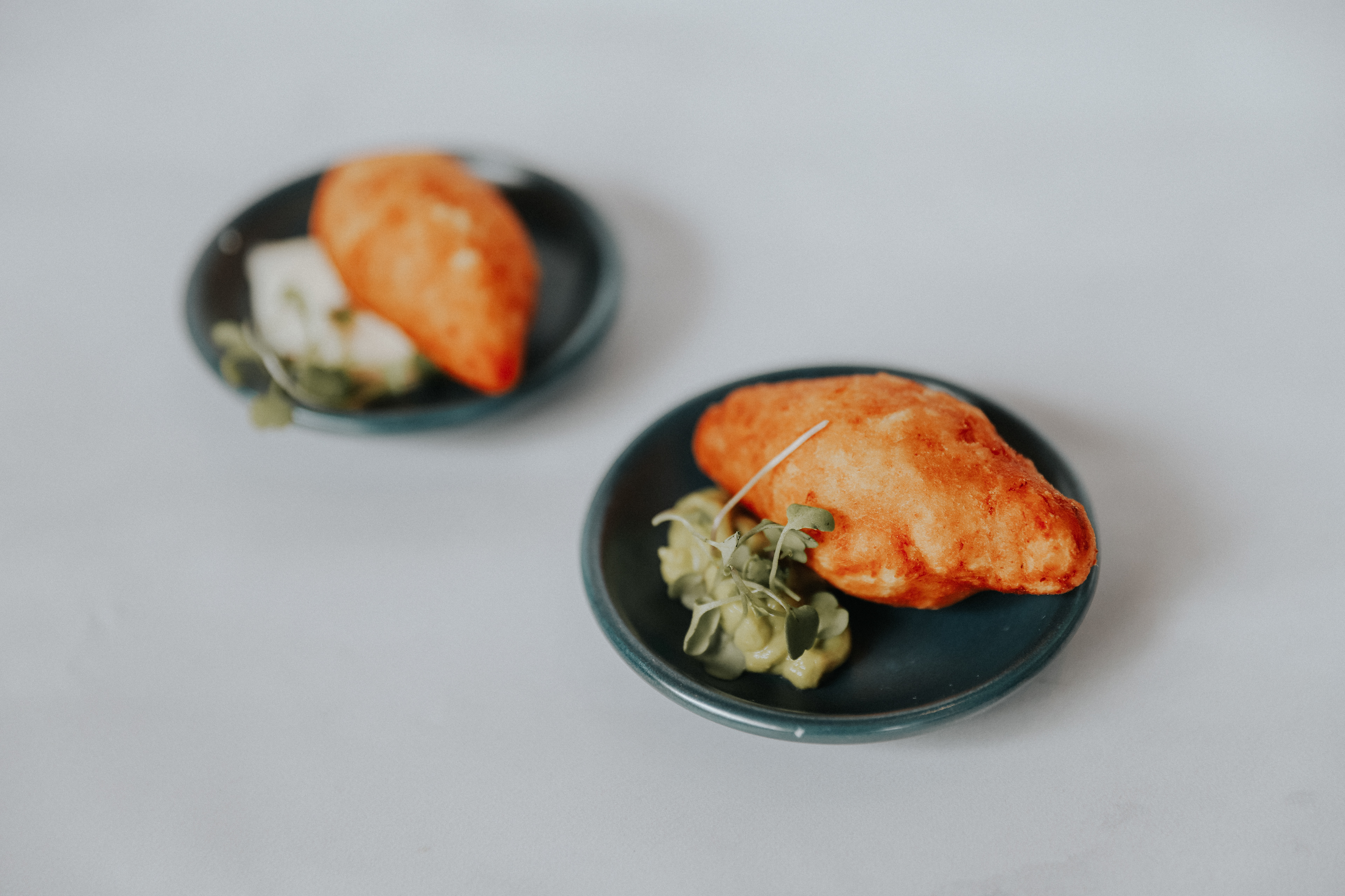 Carimañola Mini con Suero Costeño y Guacamole