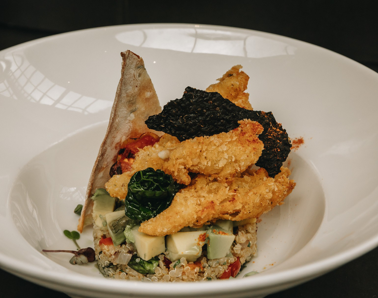 Causa Limeña de Quinoa, Aguacate, Tartar de Vegetales, Crocante de Papa y Albahaca (Vegetariano)