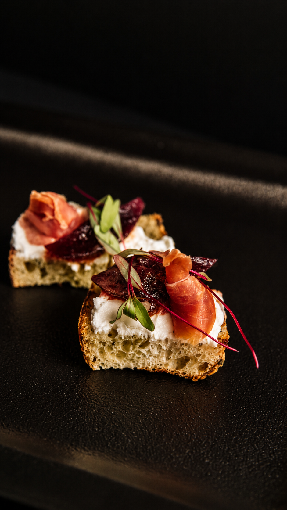 Montadito de Manzanas Caramelizadas, Jamón Serrano, Rúgula, y Crema de Queso