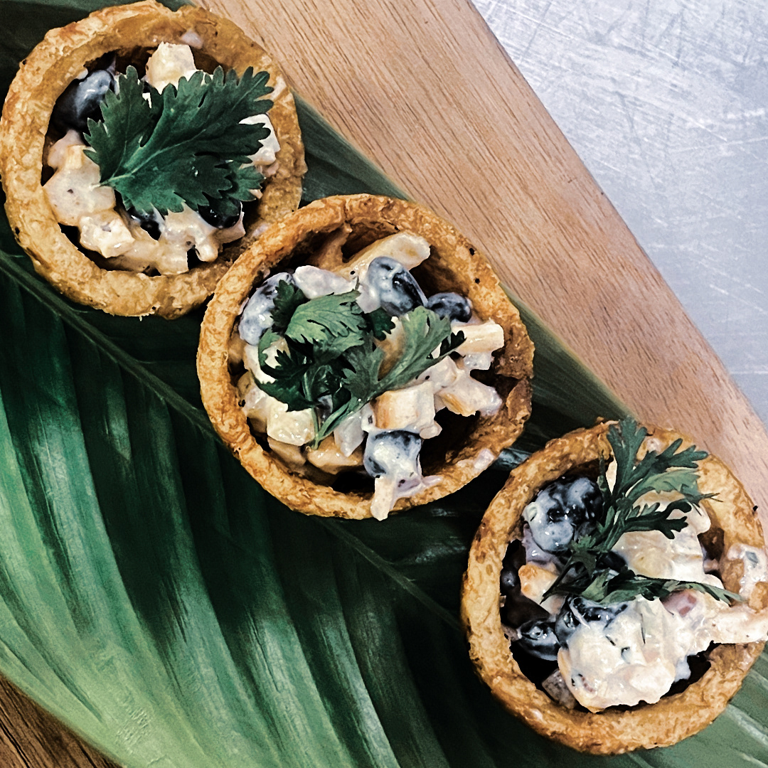 Coquita de Patacón Rellenas de Pollo a la Parrilla, Fríjol y Vegetales Frescos