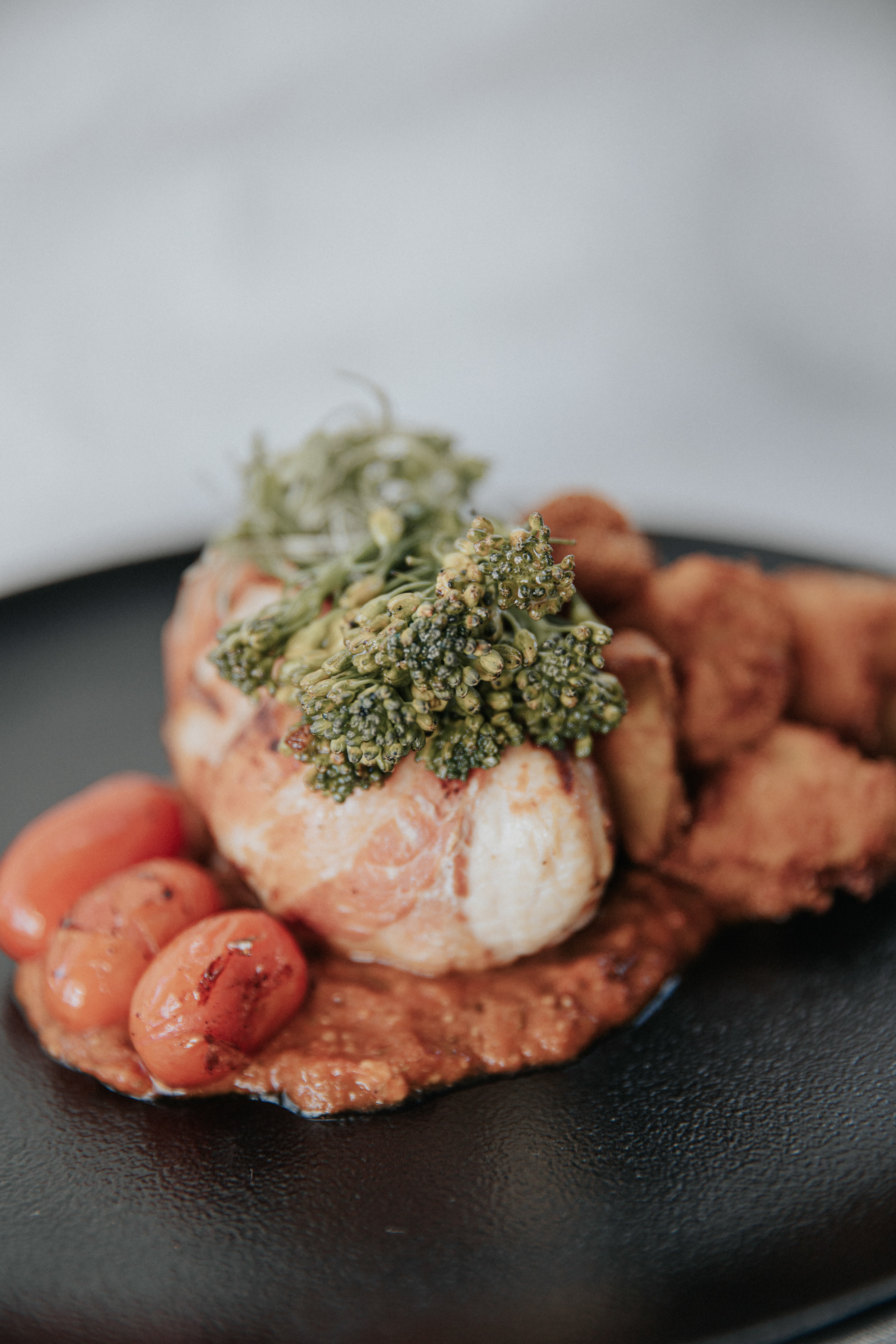 Pollo Relleno de Espinaca y Pesto de Tomates Secos Cremoso, Envuelto en Tocineta con Papas Crocantes