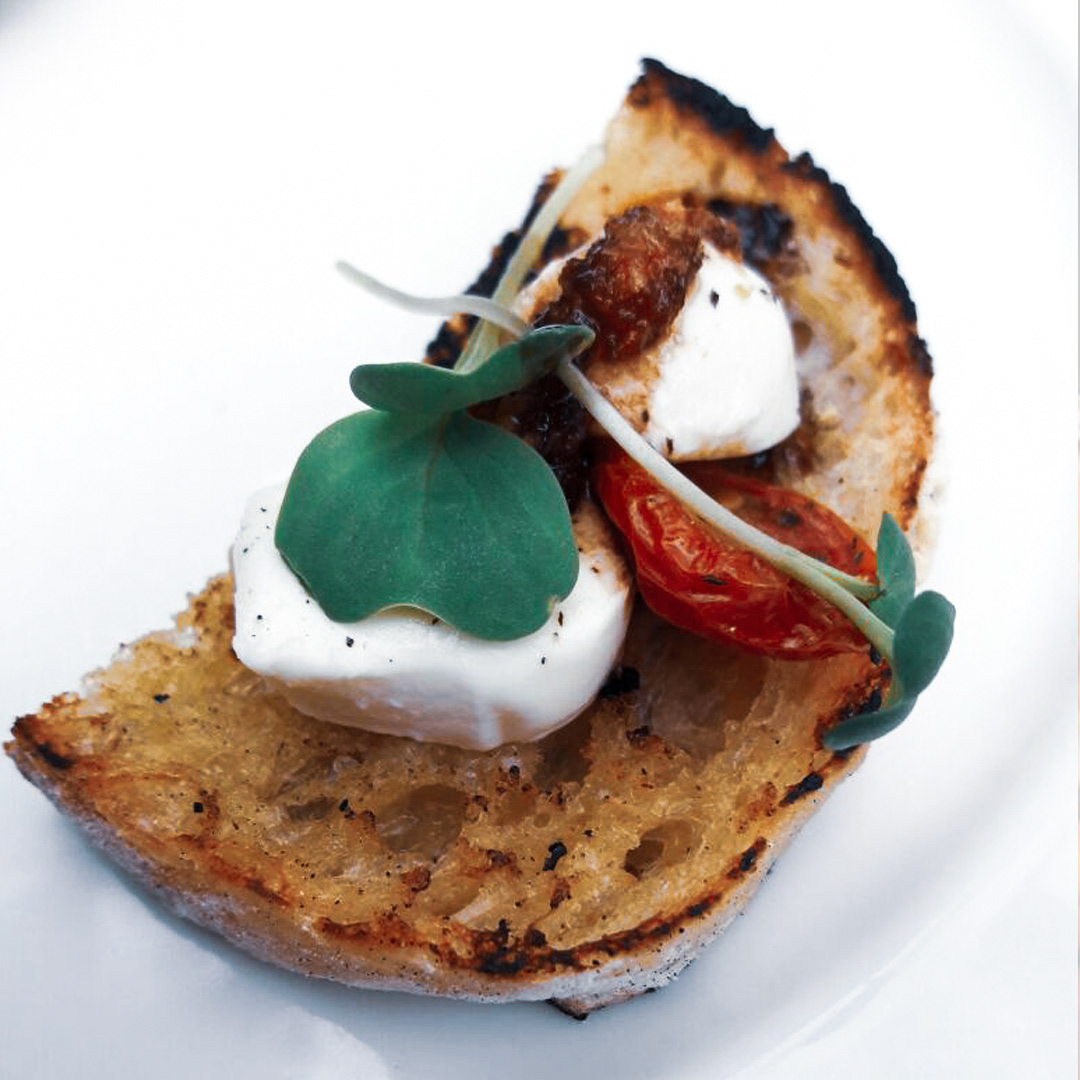 Montadito de Bocconcini y Pesto de Tomates Secos