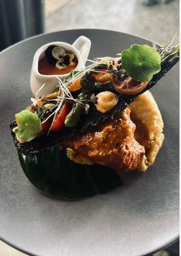 Bondiola con Salsa de Pimientos Acompañada de Cremoso de Platano Maduro, Crocante de Quinua y Tinta Calamar