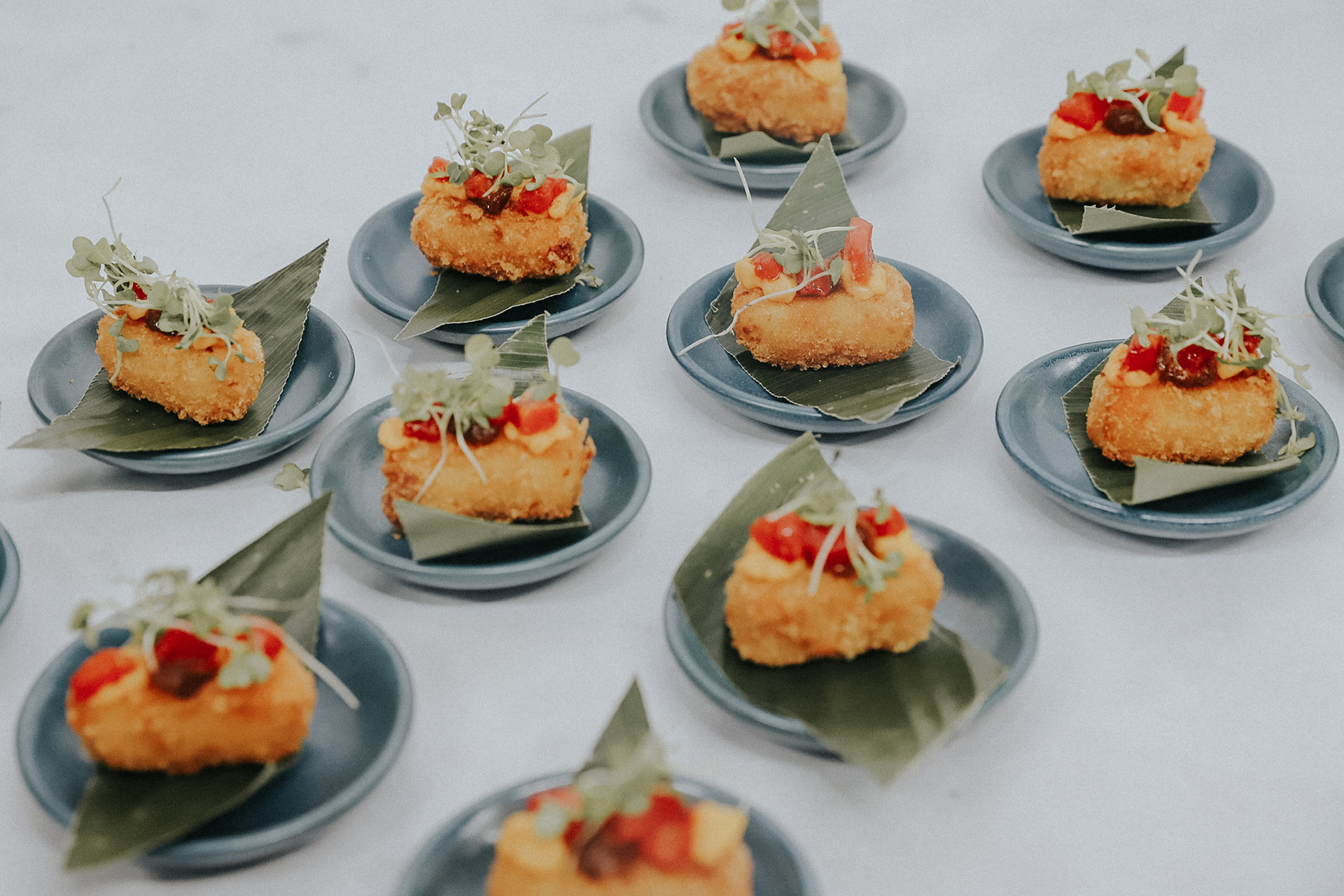 Croqueta de Arroz, Cremoso de Pistacho y Dátiles con Atún Aromatizado en Soya y Jengibre