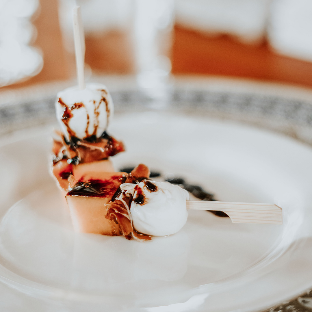Pincho de Melón, Bocconcini y Jamón Serrano con Reducción de Balsámico