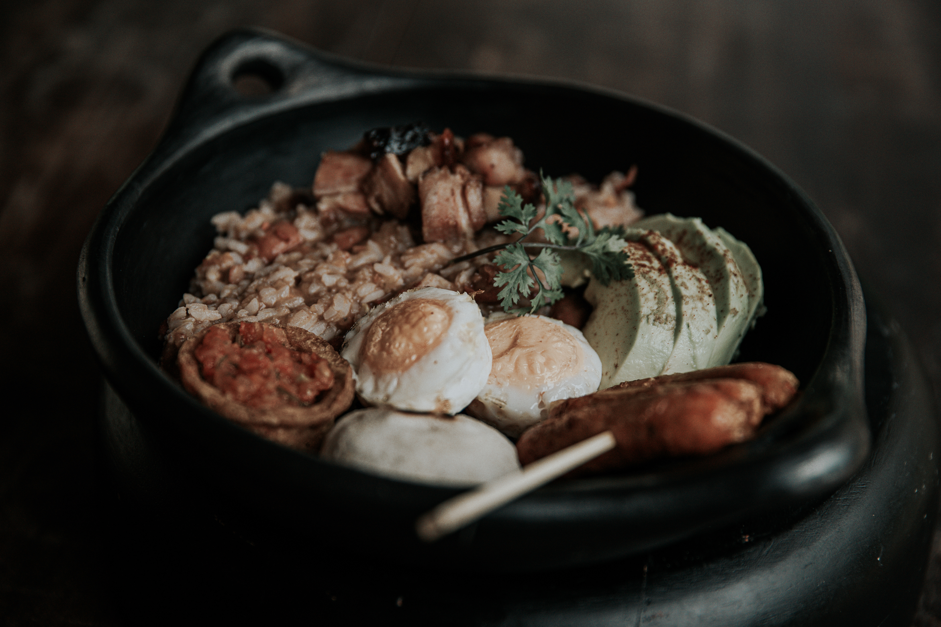 Cazuela de Frijoles con Chicharrón Asado al Barril