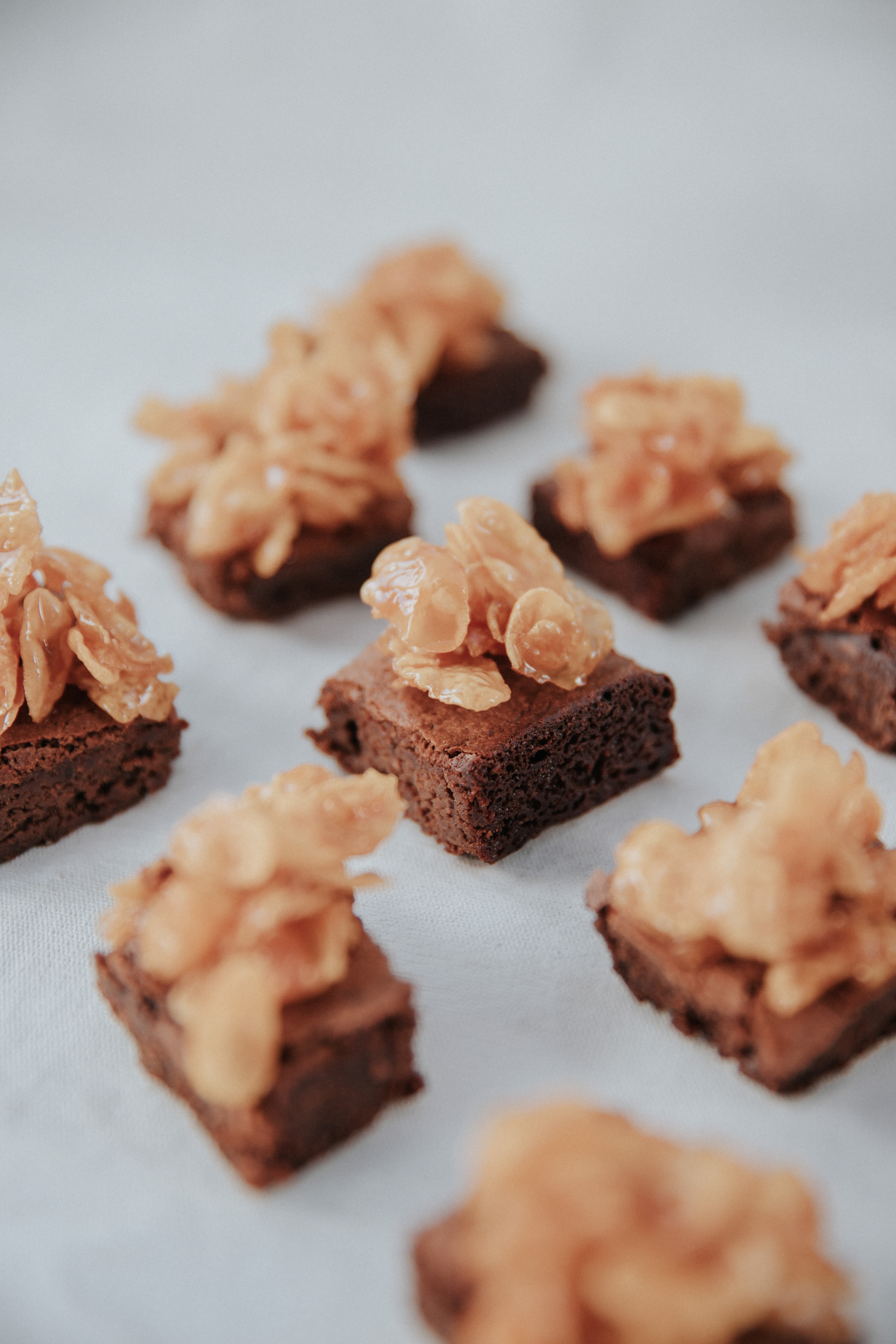 Mini Brownies de Cornflakes de Caramelo Salado