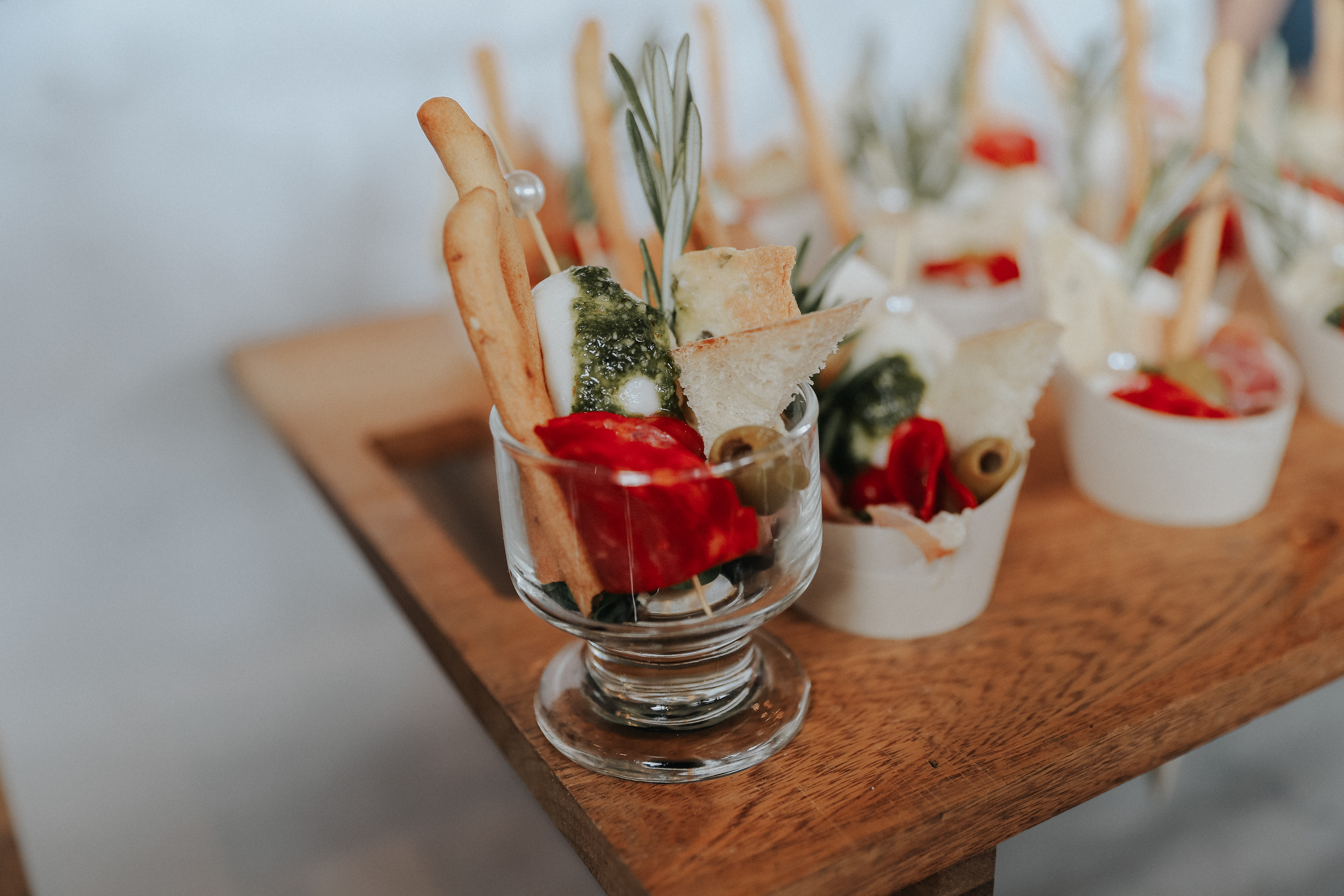 Charcutero de Madurados Individual: Queso bocconcini, tomate cherry, jamon serrano, chorizo español, galleta de avena de arroz