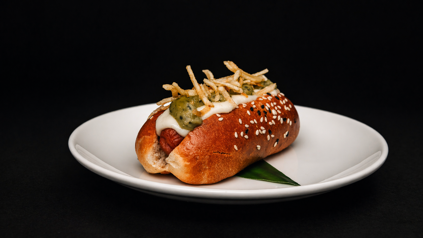 Mini Perrro Tradicional:  Salchicha, Tocineta, Queso Mozarella, Ripio de Papa y Guacamole.