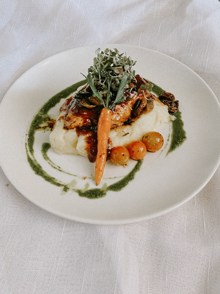 Pollo al Vino con Hongos, Zanahorias Baby y Puré de Papa Trufado