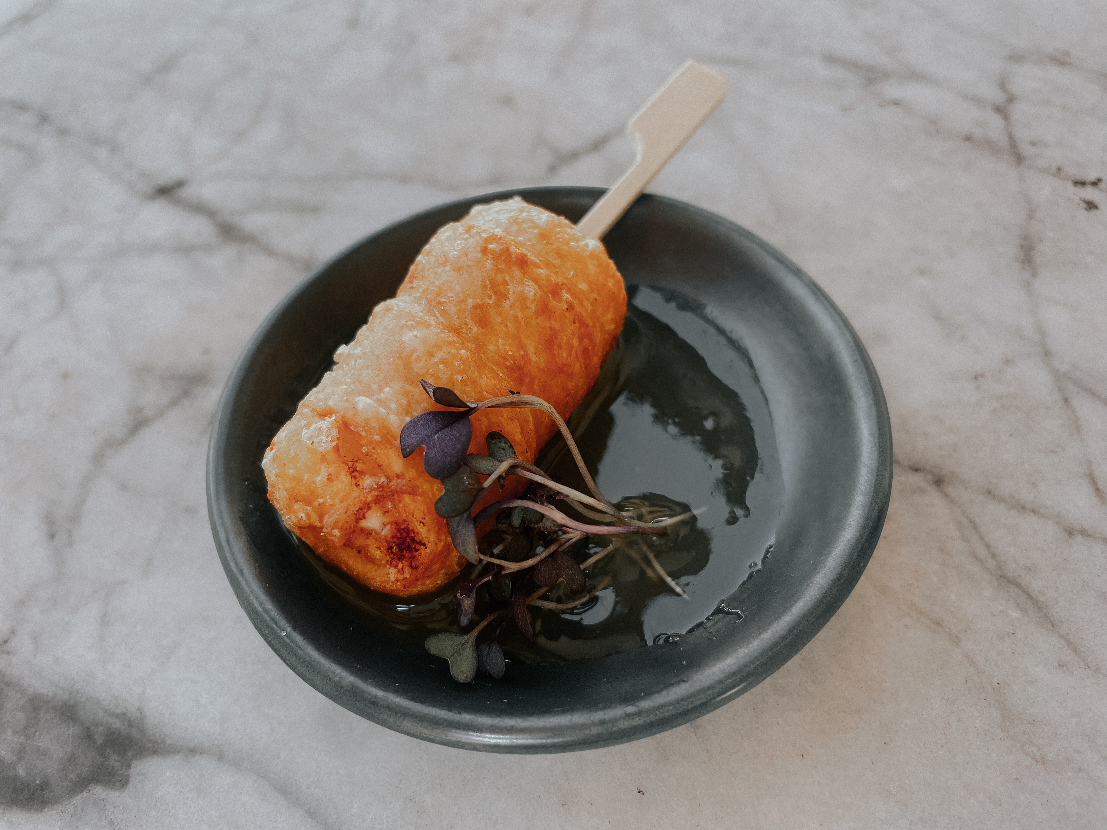 Tequeño con Salsa de Carambolo y Limoncillo