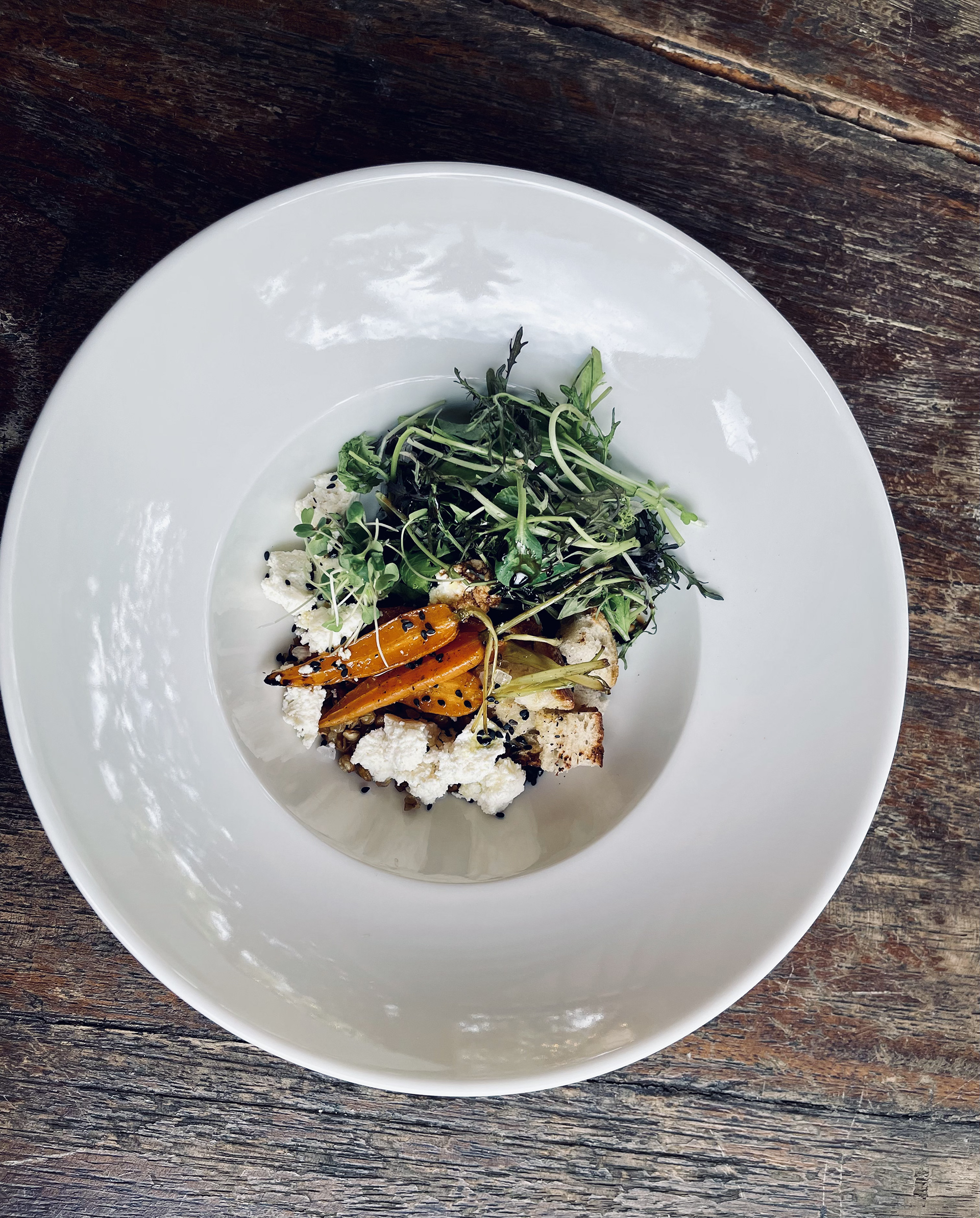 Mezclum y zanahorias glaseadas con riccota de cabra y lentejas rostizadas