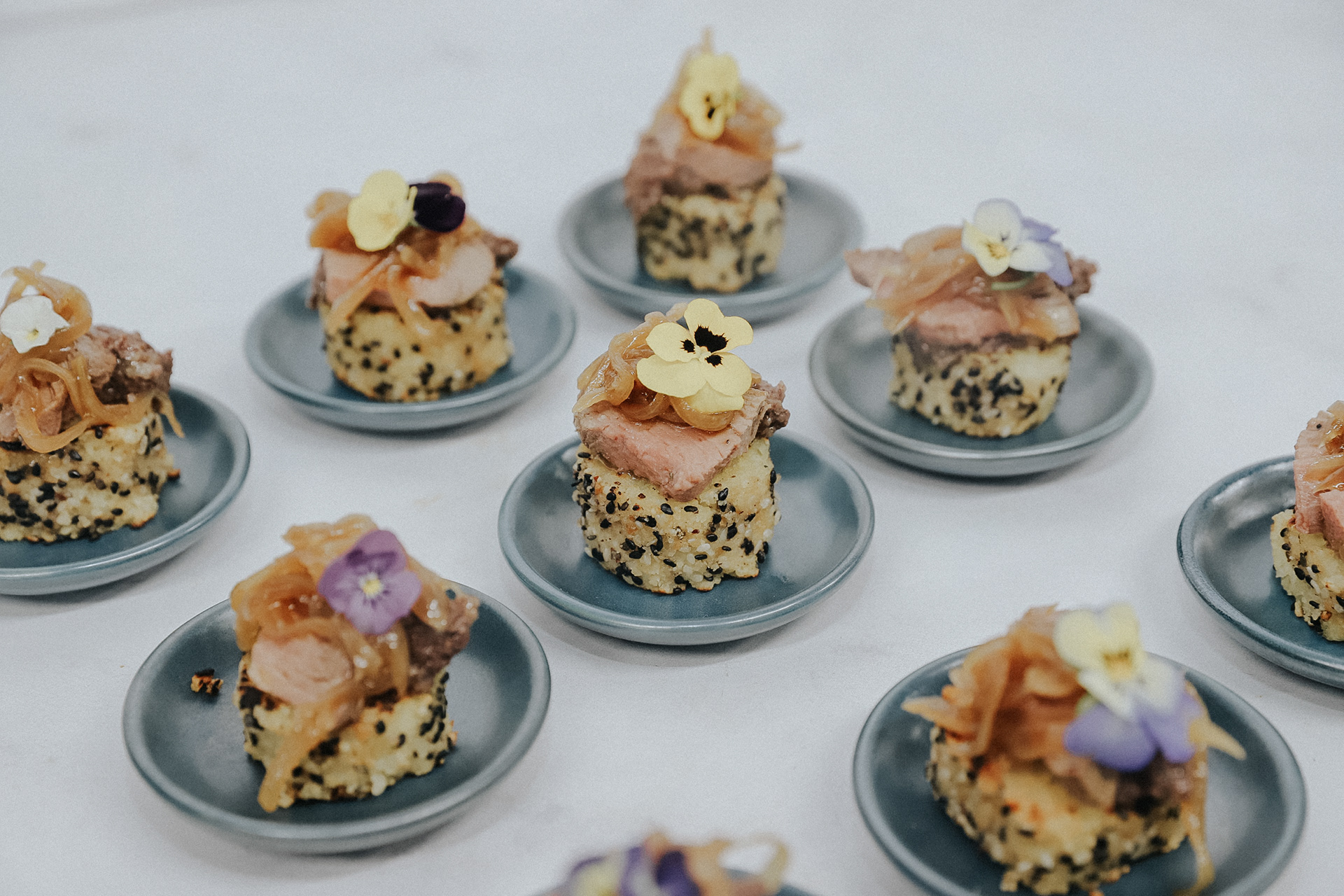 Arroz Crispy con Cremoso de Morcilla y Roast Beef