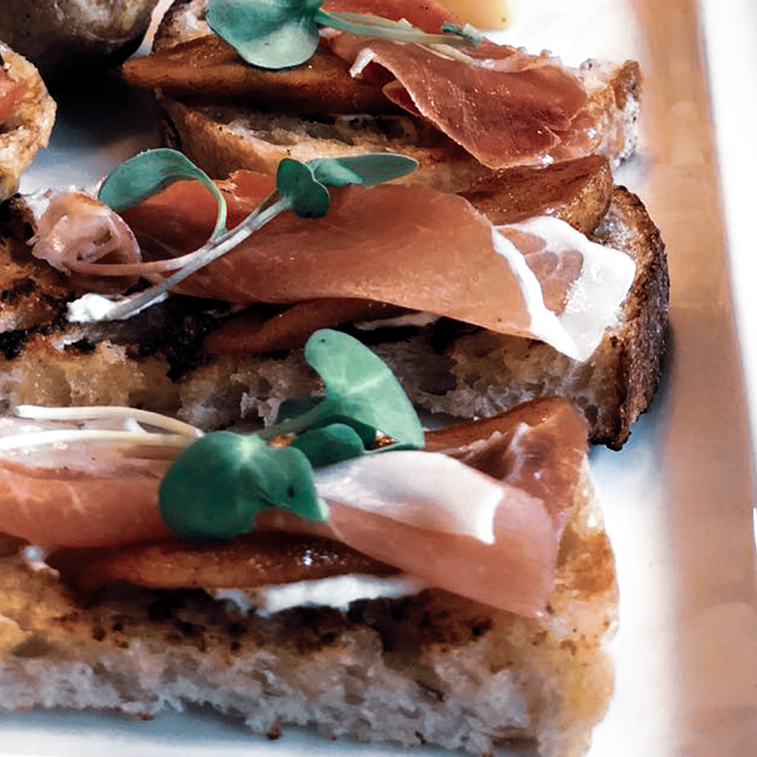 Montadito de Manzanas Caramelizadas, Jamón Serrano, Rúgula, y Crema de Queso