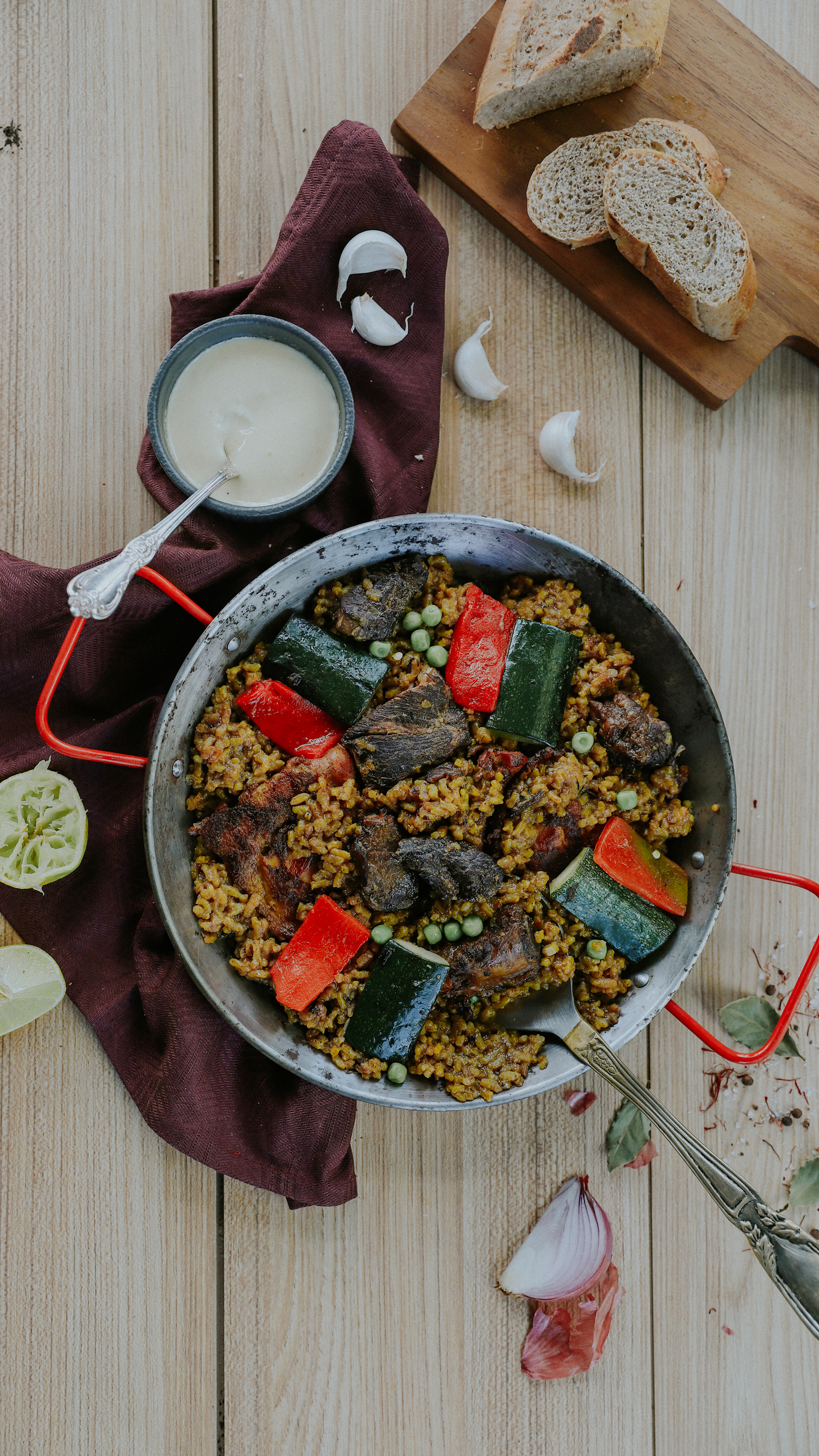 Paella de Carnes: Aproximadamente 450 gramos Acompañada de Morrillo al Barril, Costillas de Cerdo, Chorizo Español, Contramuslo, Zuquini Verde, Limón y Pan Sourdogth